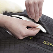 Kavalkade Onderlegger met Lamsvel en Inlagen Zwart/Beige Kavalkade Onderlegger met Lamsvel en Inlagen Zwart/Beige