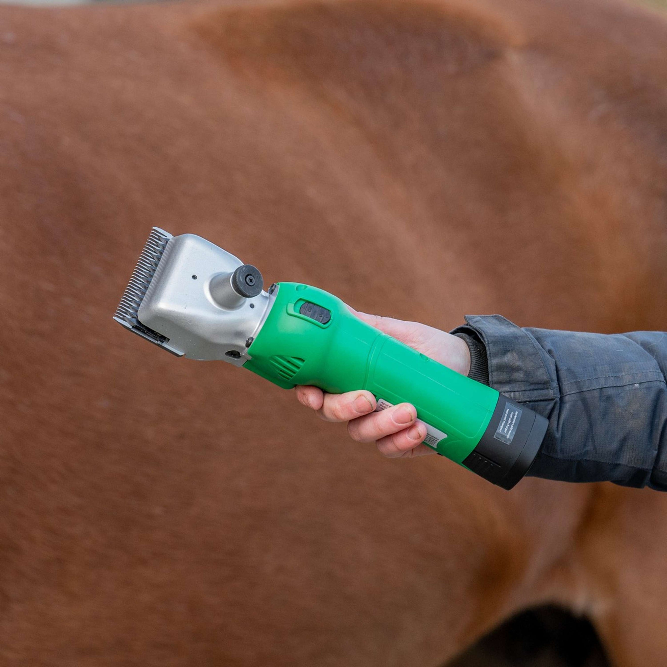 Agradi Horse Scheermachine FarmClipper HC-3000 Accu2 31/15 Tanden Paard Groen Agradi Horse Scheermachine FarmClipper HC-3000 Accu2 31/15 Tanden Paard Groen