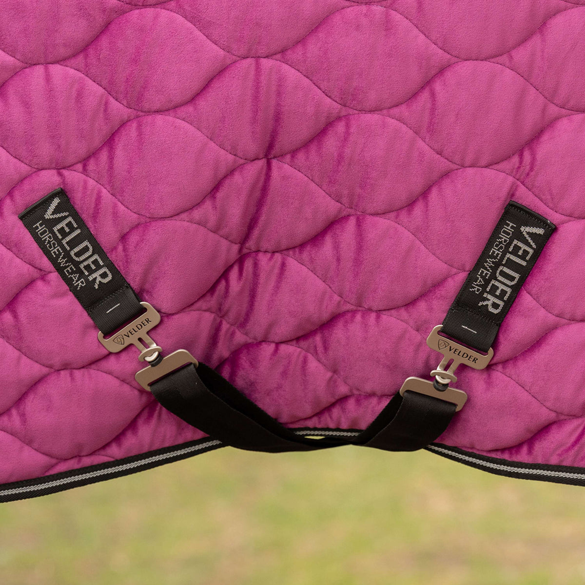 Velder Horsewear Premium Showdeken Satin Glow Dutch Raspberry