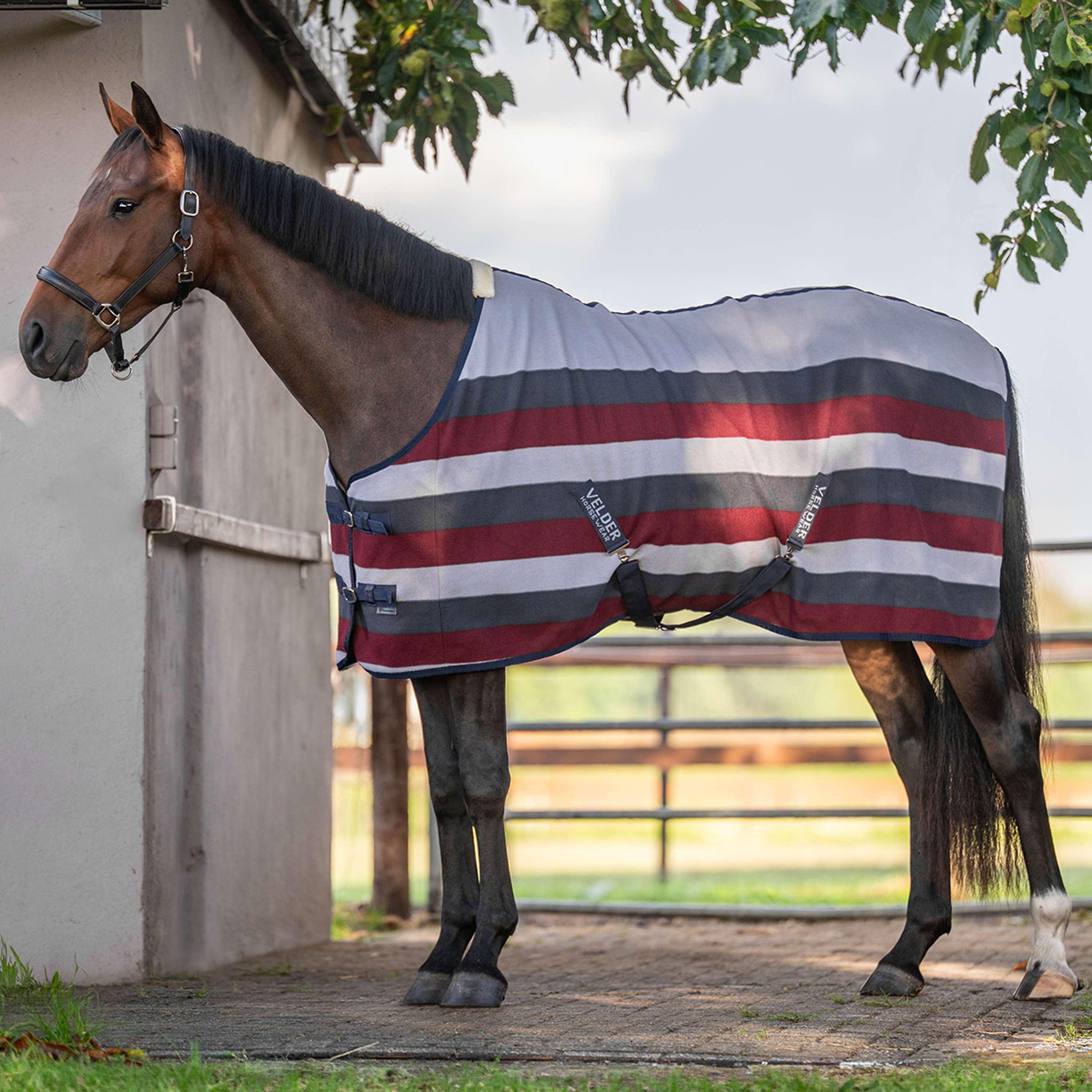 Velder Horsewear Essentials Fleecedeken Polar Stripes Grijs/Bordeaux