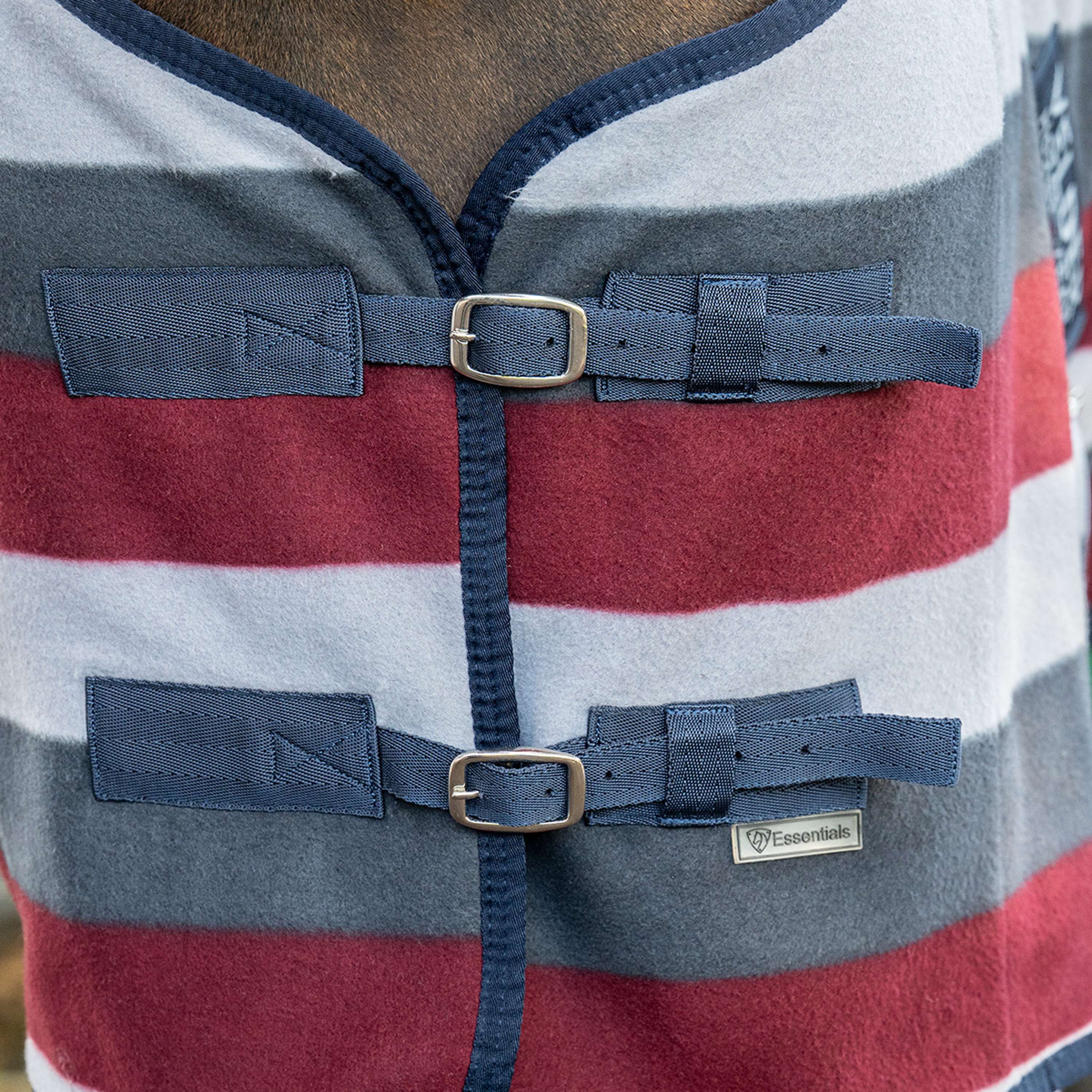 Velder Horsewear Essentials Fleecedeken Polar Stripes Grijs/Bordeaux