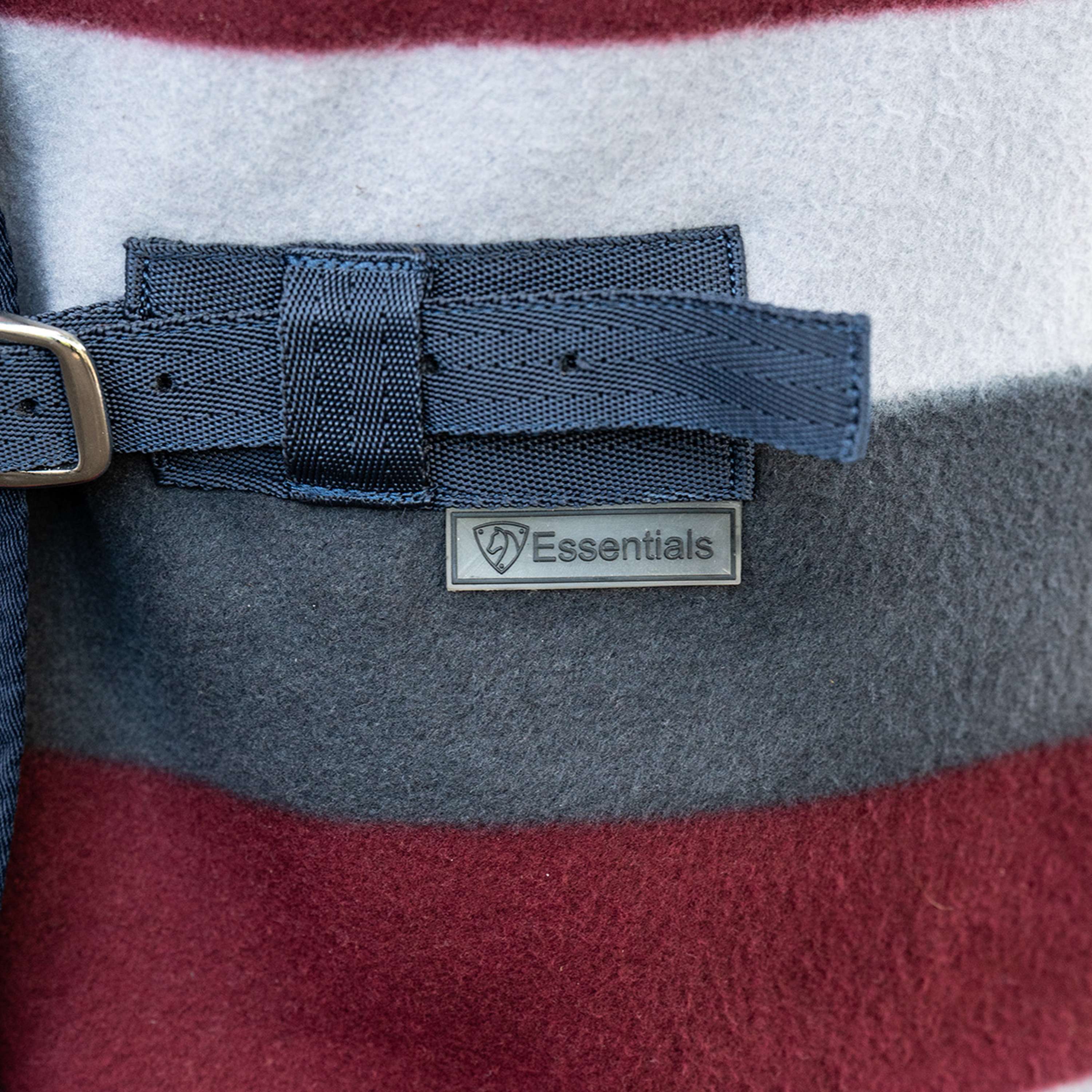 Velder Horsewear Essentials Fleecedeken Polar Stripes Grijs/Bordeaux