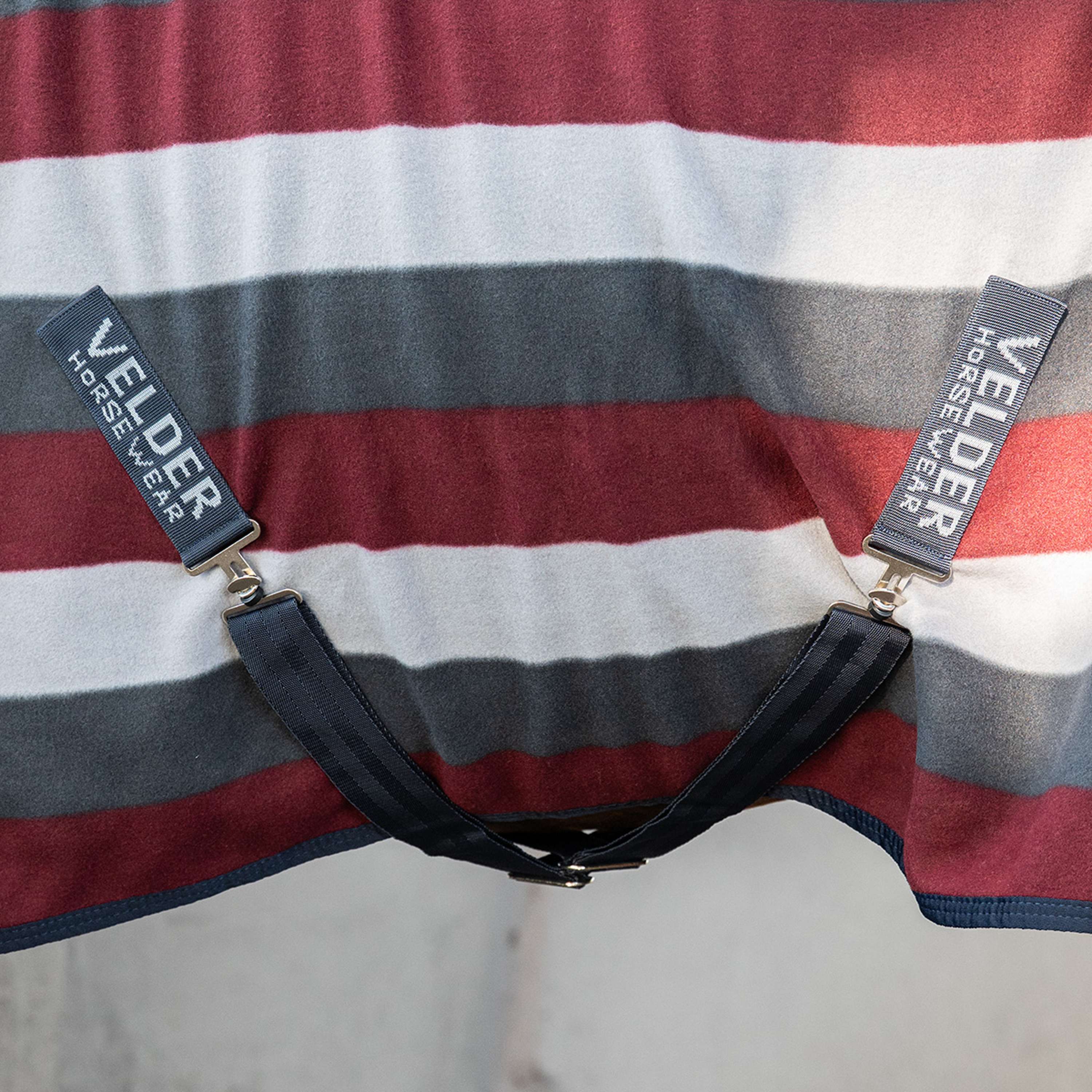 Velder Horsewear Essentials Fleecedeken Polar Stripes Grijs/Bordeaux