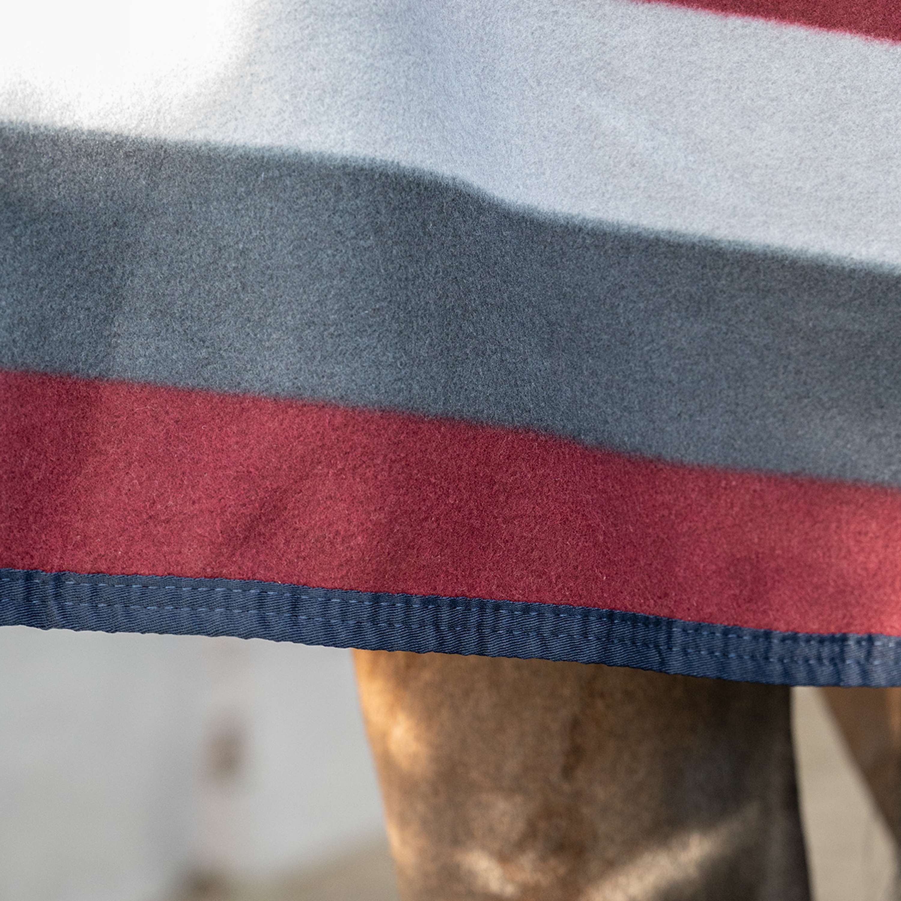 Velder Horsewear Essentials Fleecedeken Polar Stripes Grijs/Bordeaux