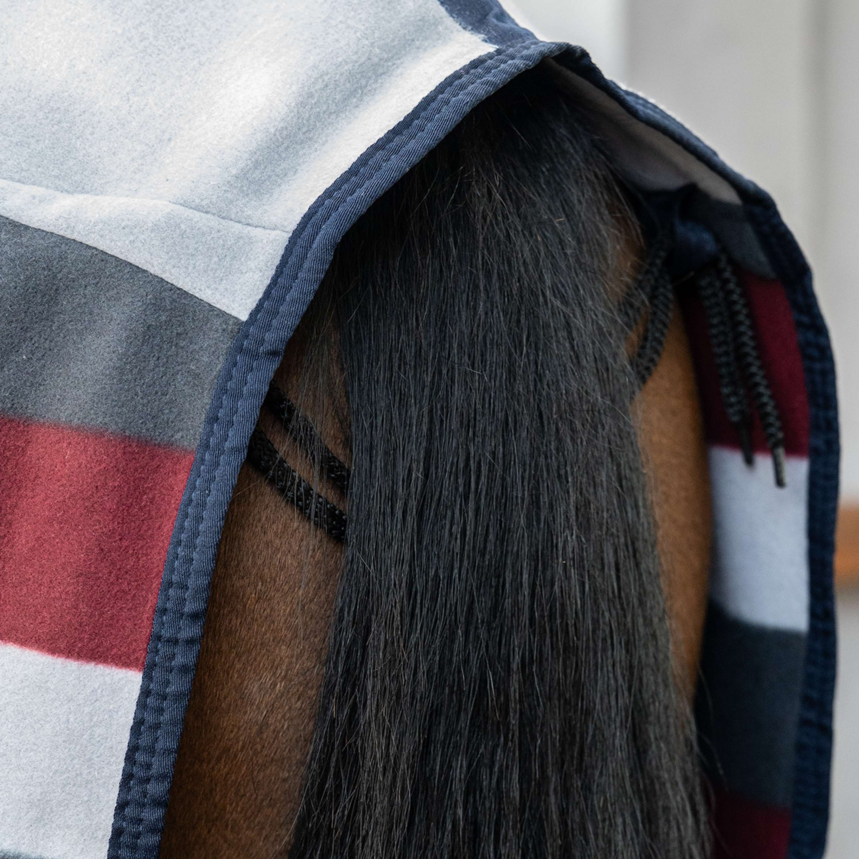 Velder Horsewear Essentials Fleecedeken Polar Stripes Grijs/Bordeaux