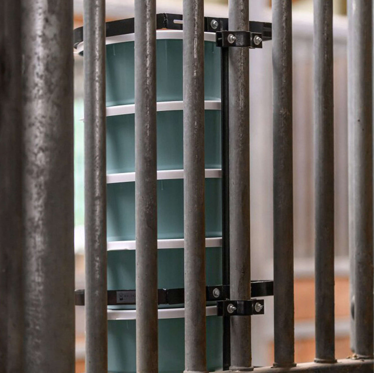 Waldhausen Voerbakhouder voor 2L Bakken Zwart