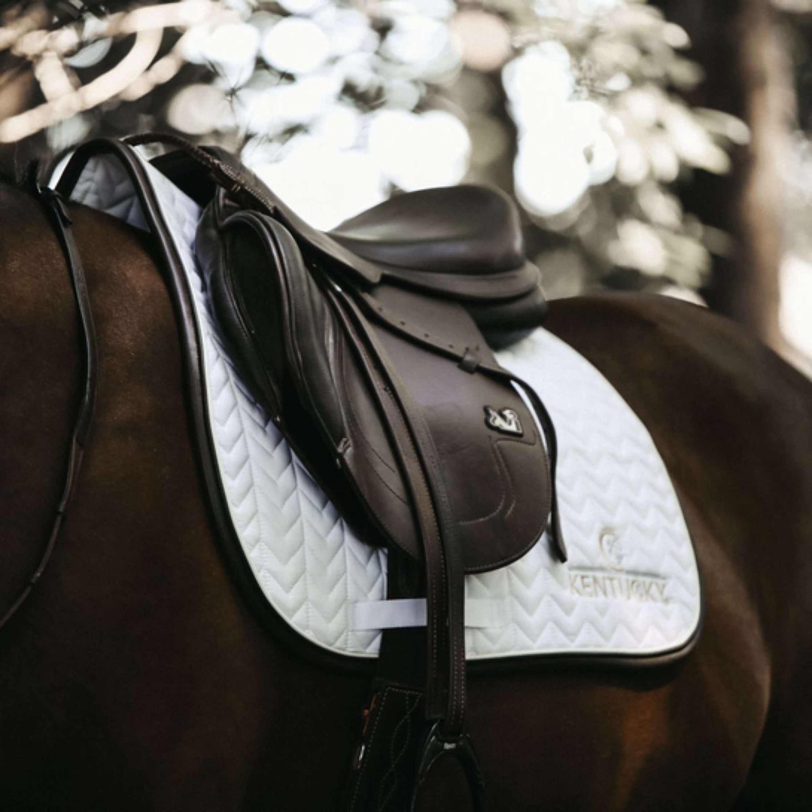 Kentucky Zadeldekje Springen Fishbone Leather White Kentucky Zadeldekje Springen Fishbone Leather White