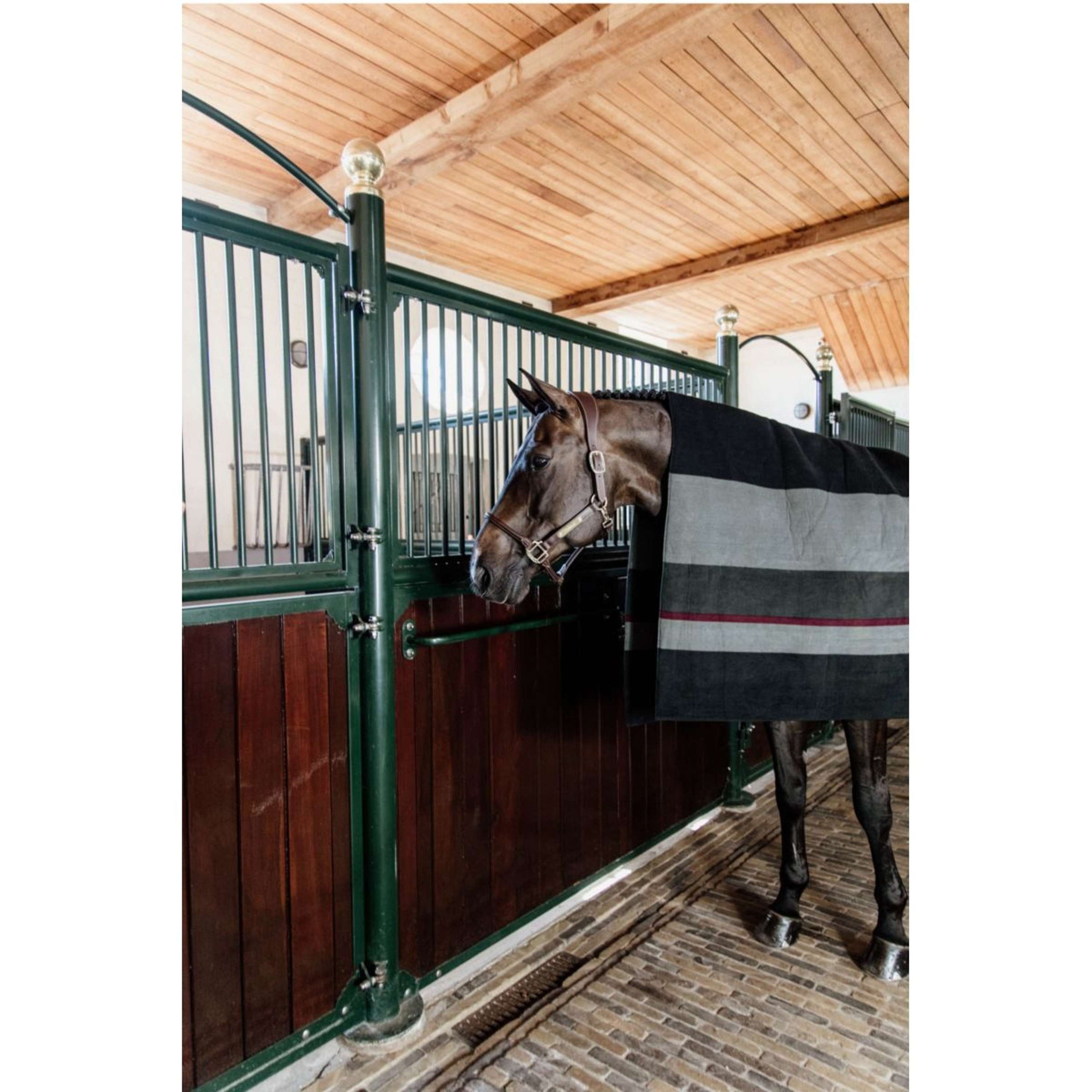 Kentucky Fleecedeken Heavy Square Stripes Zwart/Grijs Kentucky Fleecedeken Heavy Square Stripes Zwart/Grijs