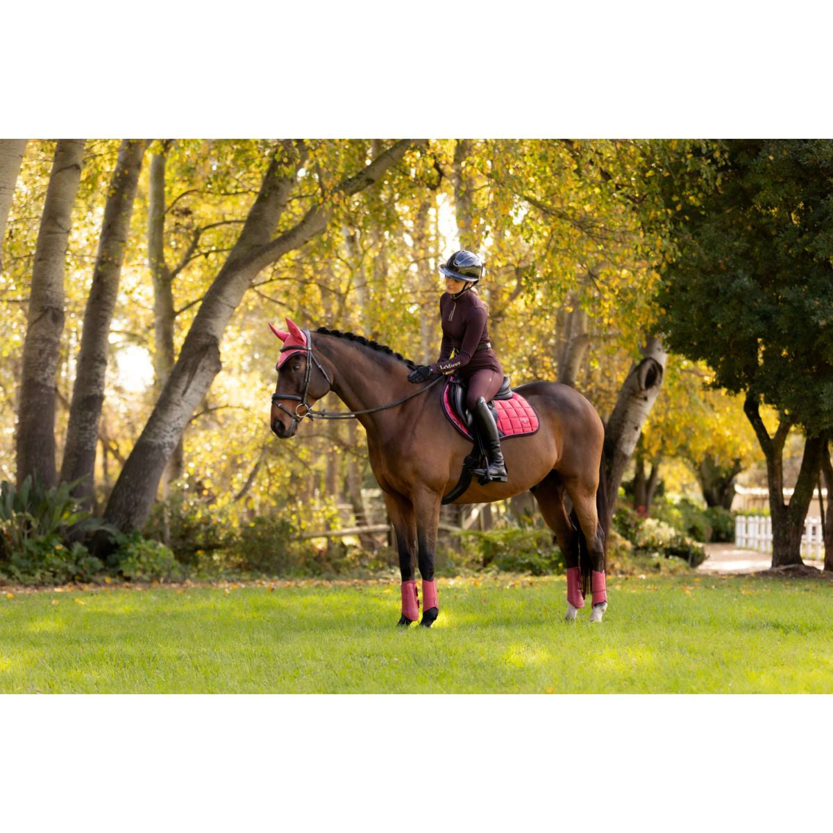 LeMieux Zadeldekje Loire Classic Springen Cranberry