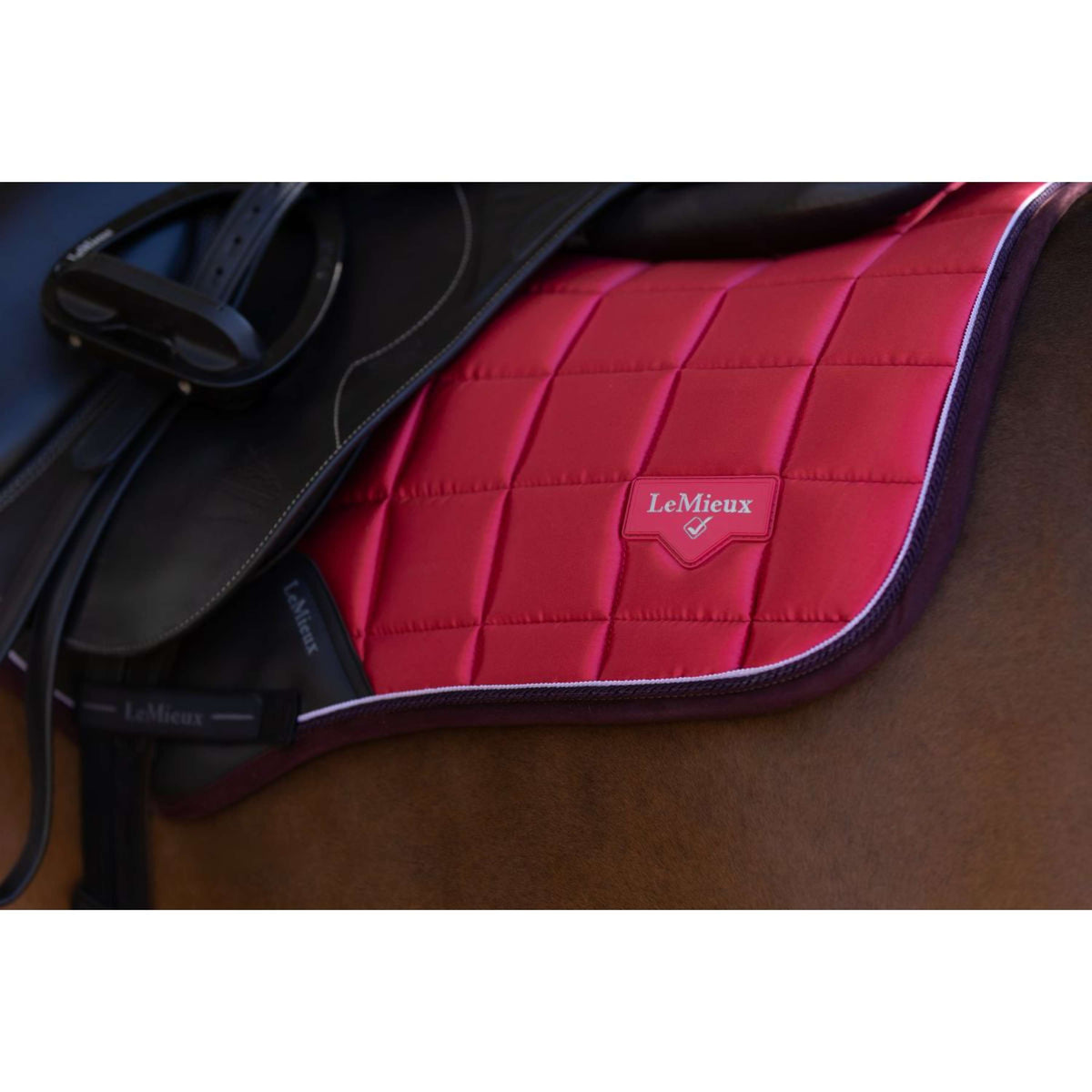 LeMieux Zadeldekje Loire Classic Springen Cranberry