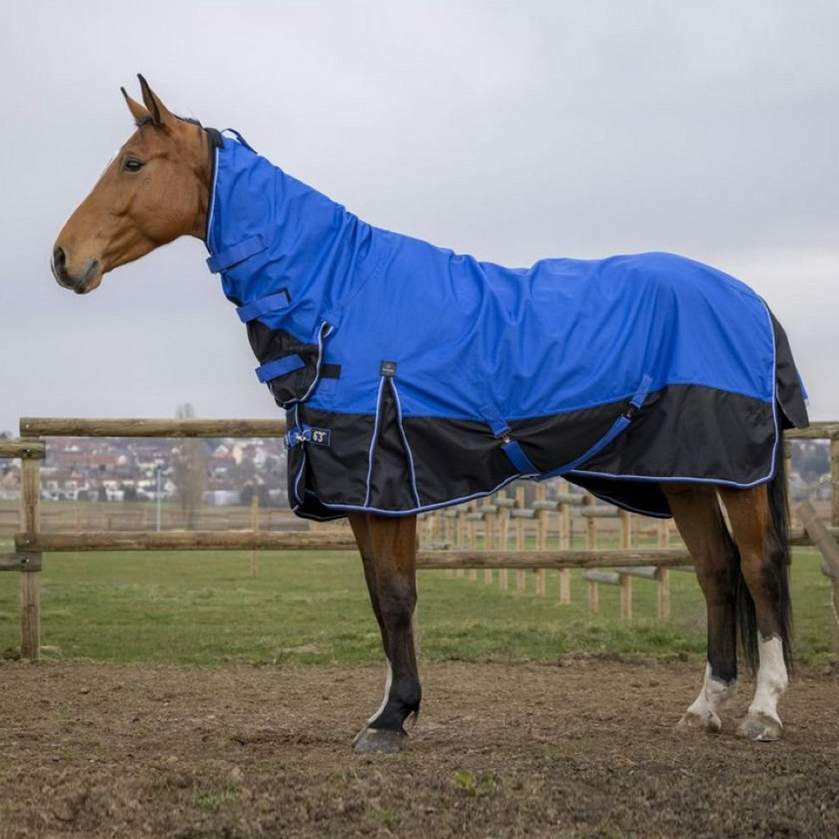 EQUITHÈME Outdoordeken Tyrex 1200D Aisance 300g met Hals Blauw/Zwart