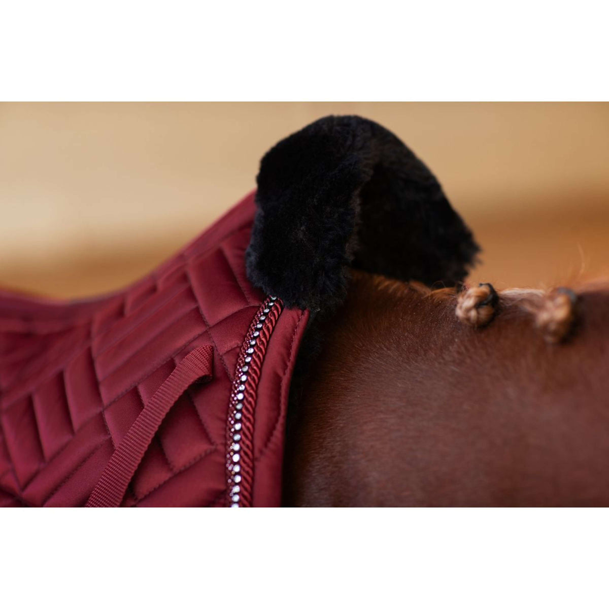Equestrian Stockholm Zadeldekje Vegan Fur Springen Crystal Bordeaux