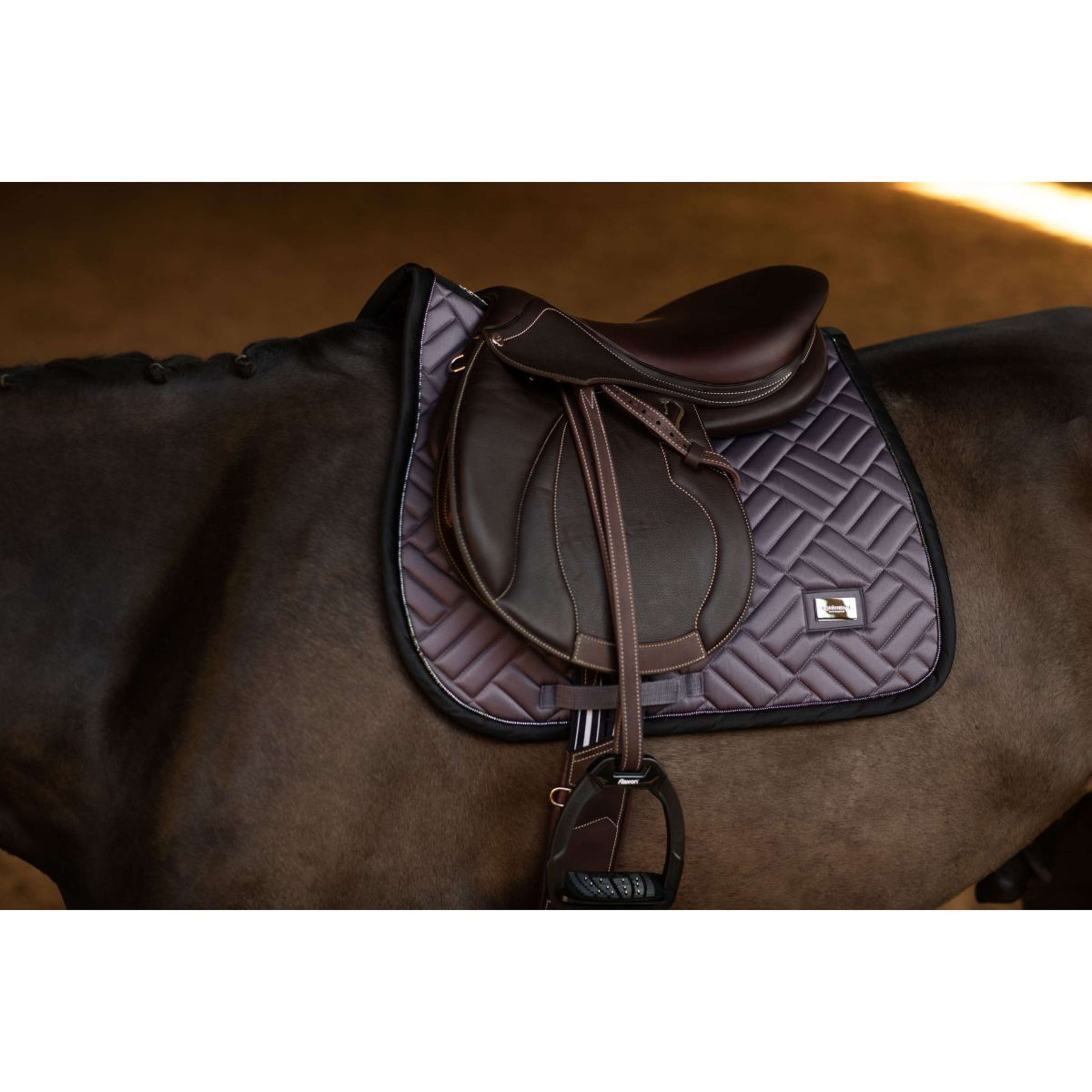 Equestrian Stockholm Zadeldekje Modern Springen Dark Violet Equestrian Stockholm Zadeldekje Modern Springen Dark Violet