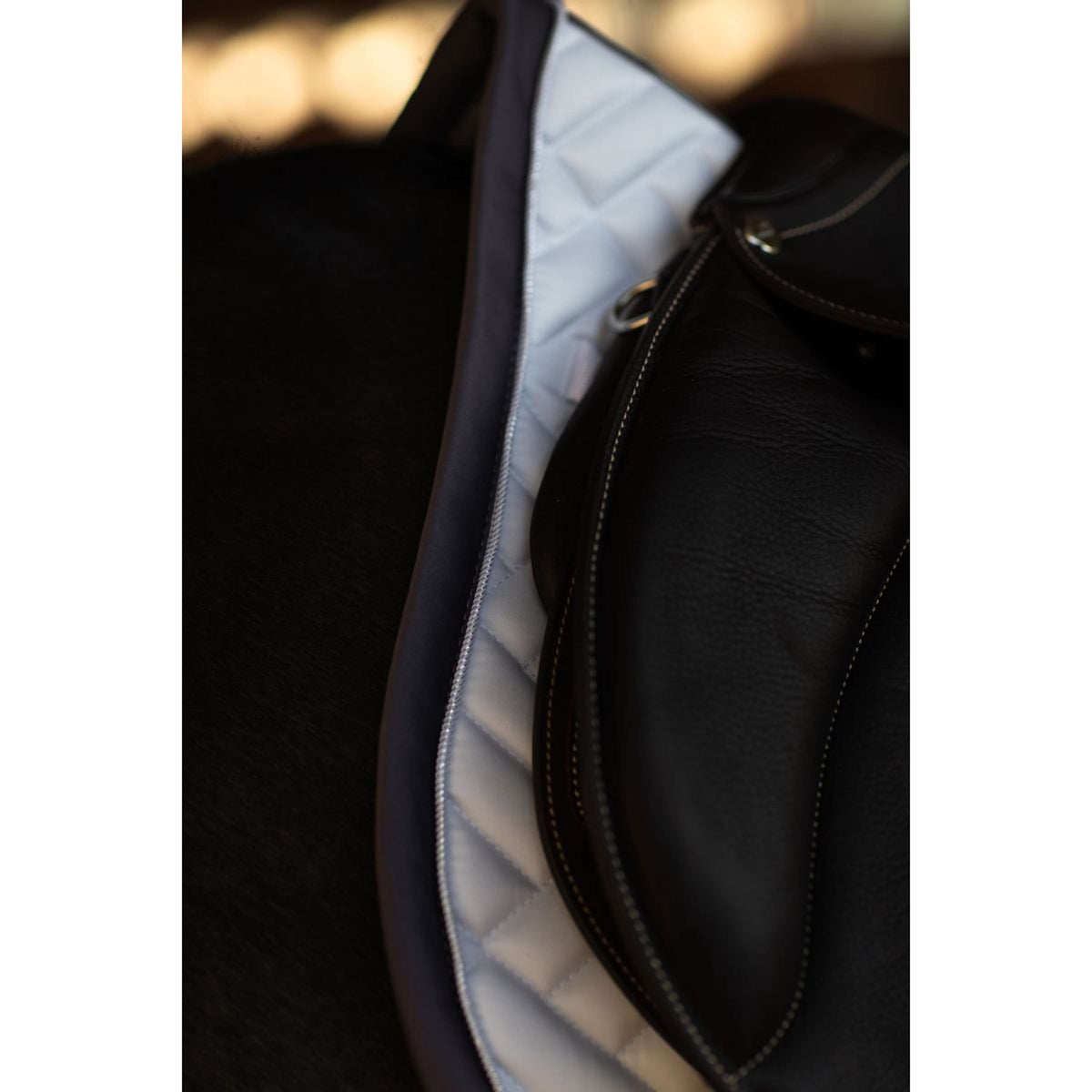 Equestrian Stockholm Zadeldekje Modern Springen Wit/Dark Violet