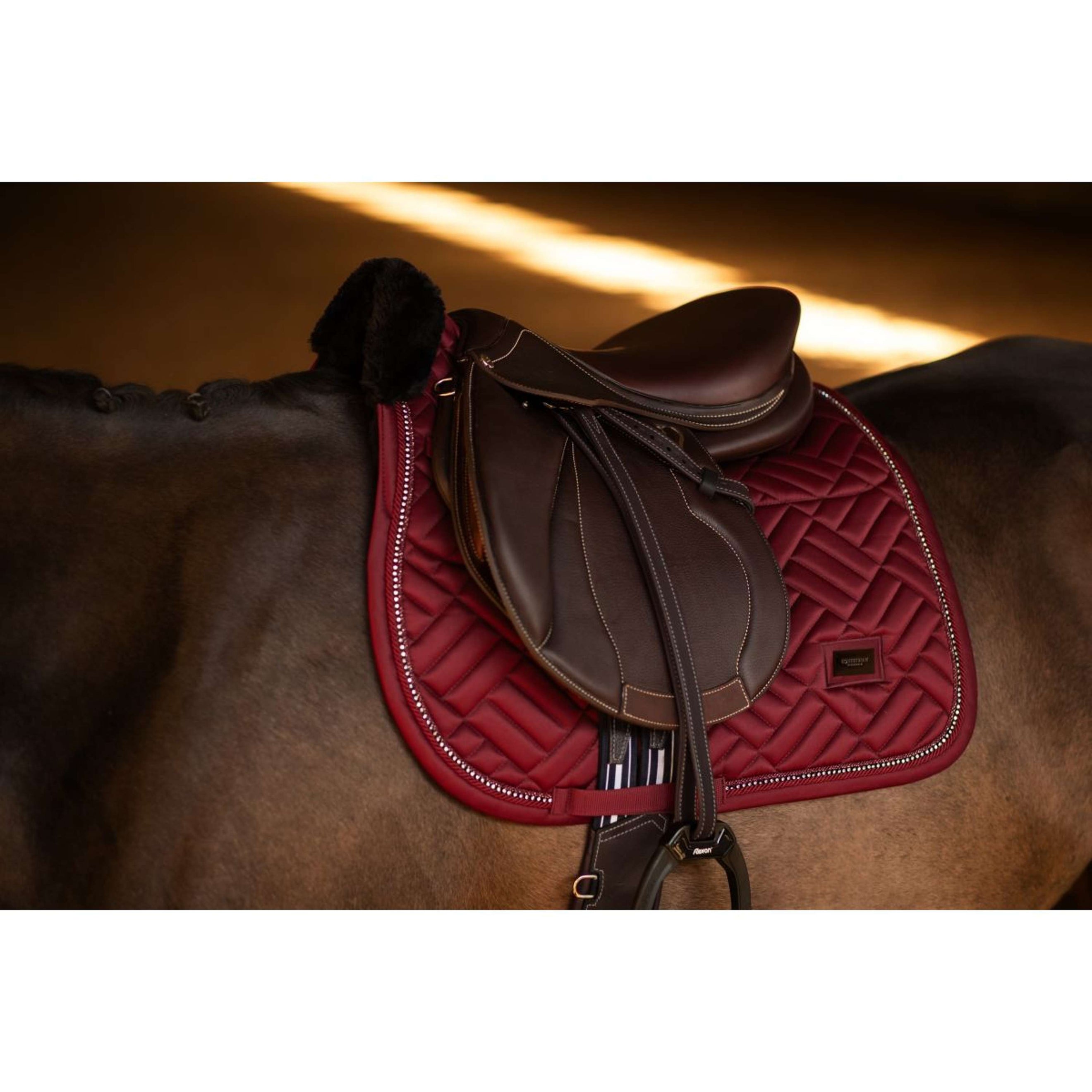 Equestrian Stockholm Zadeldekje Vegan Fur Springen Crystal Bordeaux