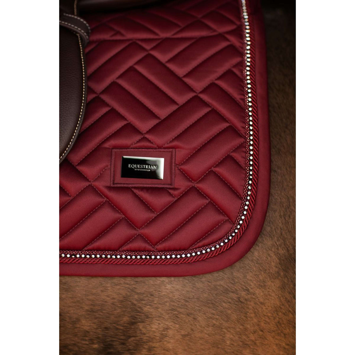 Equestrian Stockholm Zadeldekje Vegan Fur Springen Crystal Bordeaux