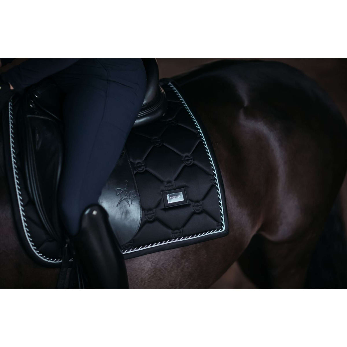 Equestrian Stockholm Zadeldekje Dressuur Black Edition