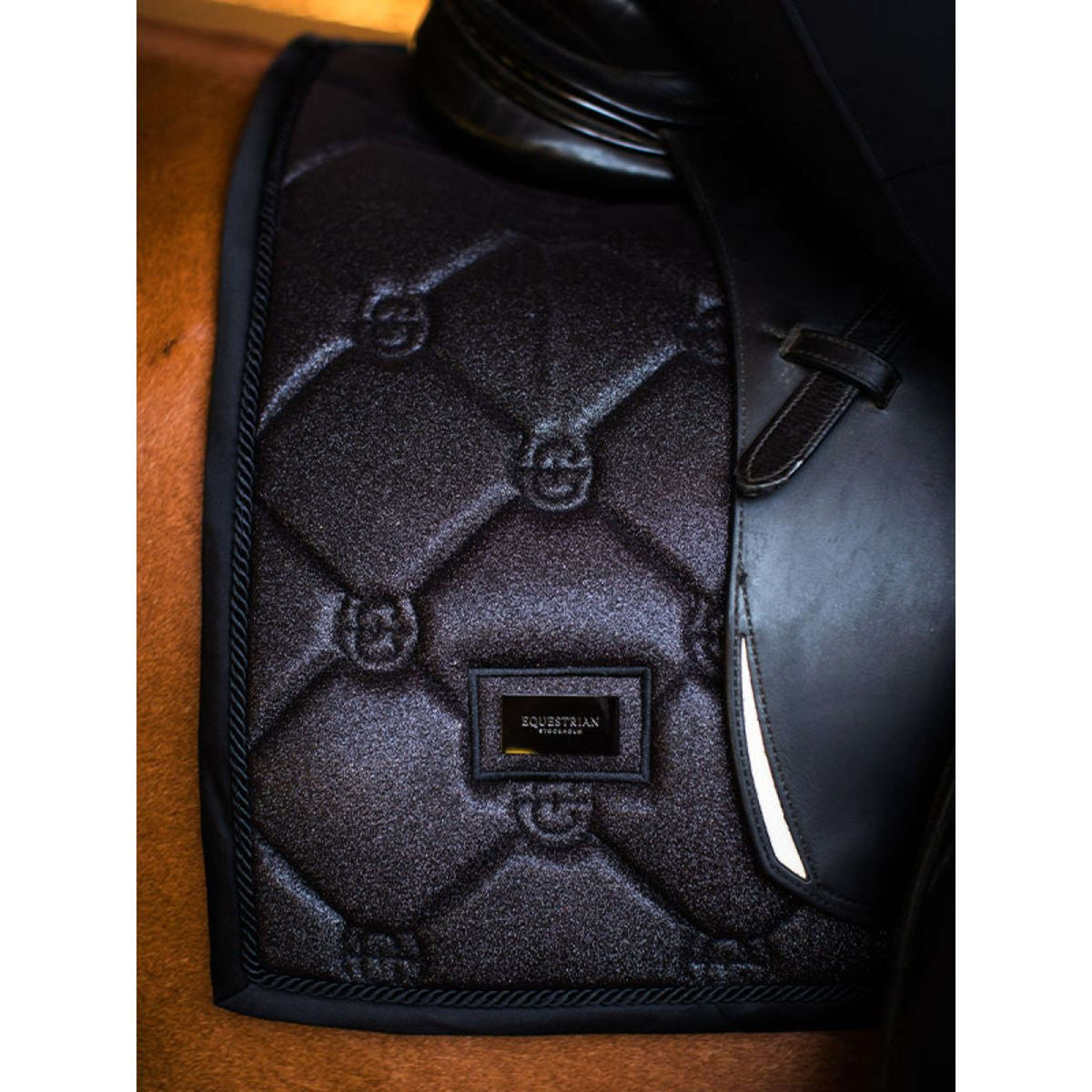 Equestrian Stockholm Zadeldekje Dressuur All Black Glimmer