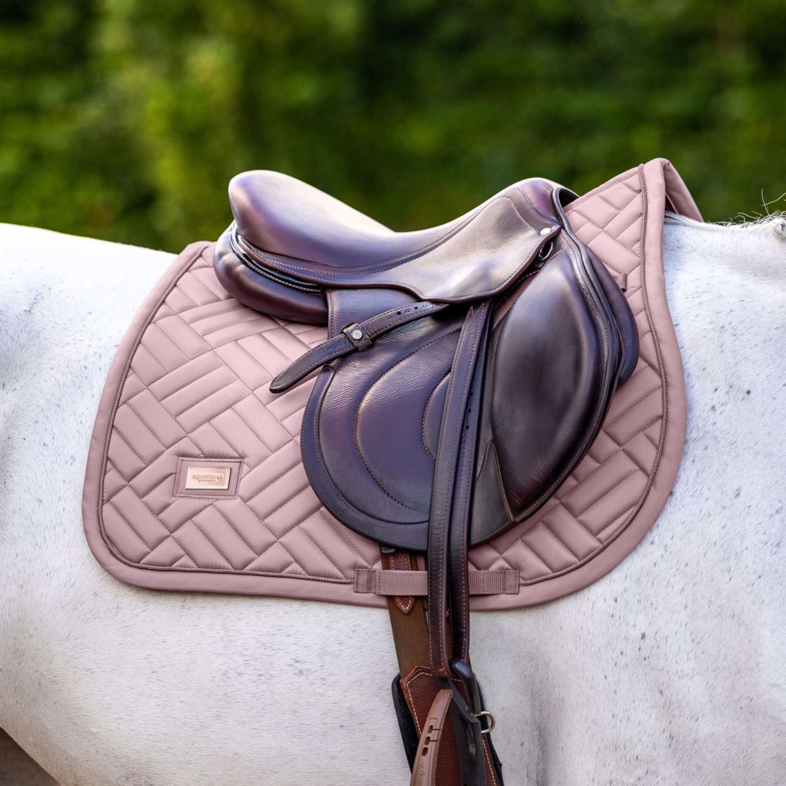 Equestrian Stockholm Zadeldekje Modern Springen Midsummer Blush Equestrian Stockholm Zadeldekje Modern Springen Midsummer Blush