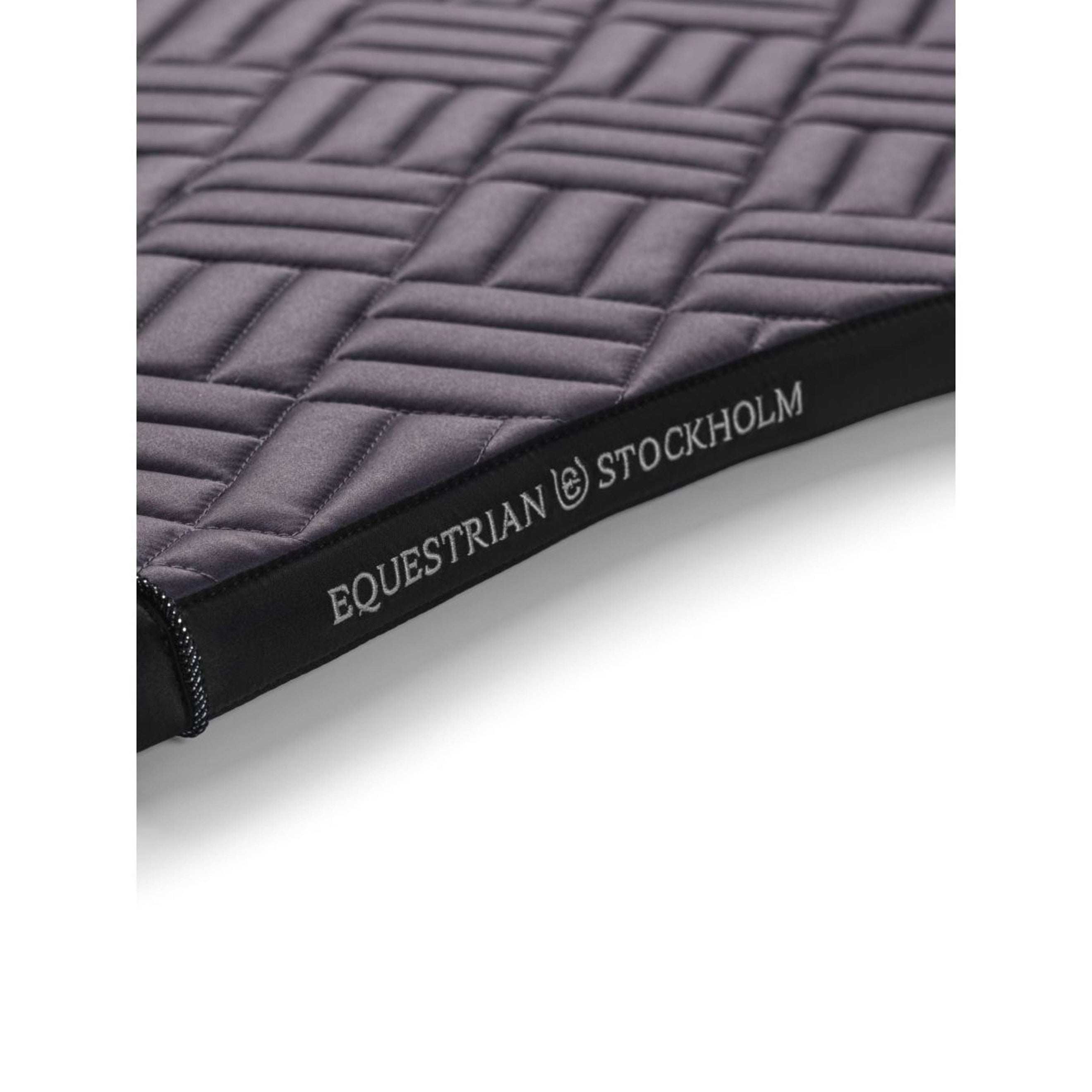 Equestrian Stockholm Zadeldekje Modern Dressuur Dark Violet Equestrian Stockholm Zadeldekje Modern Dressuur Dark Violet