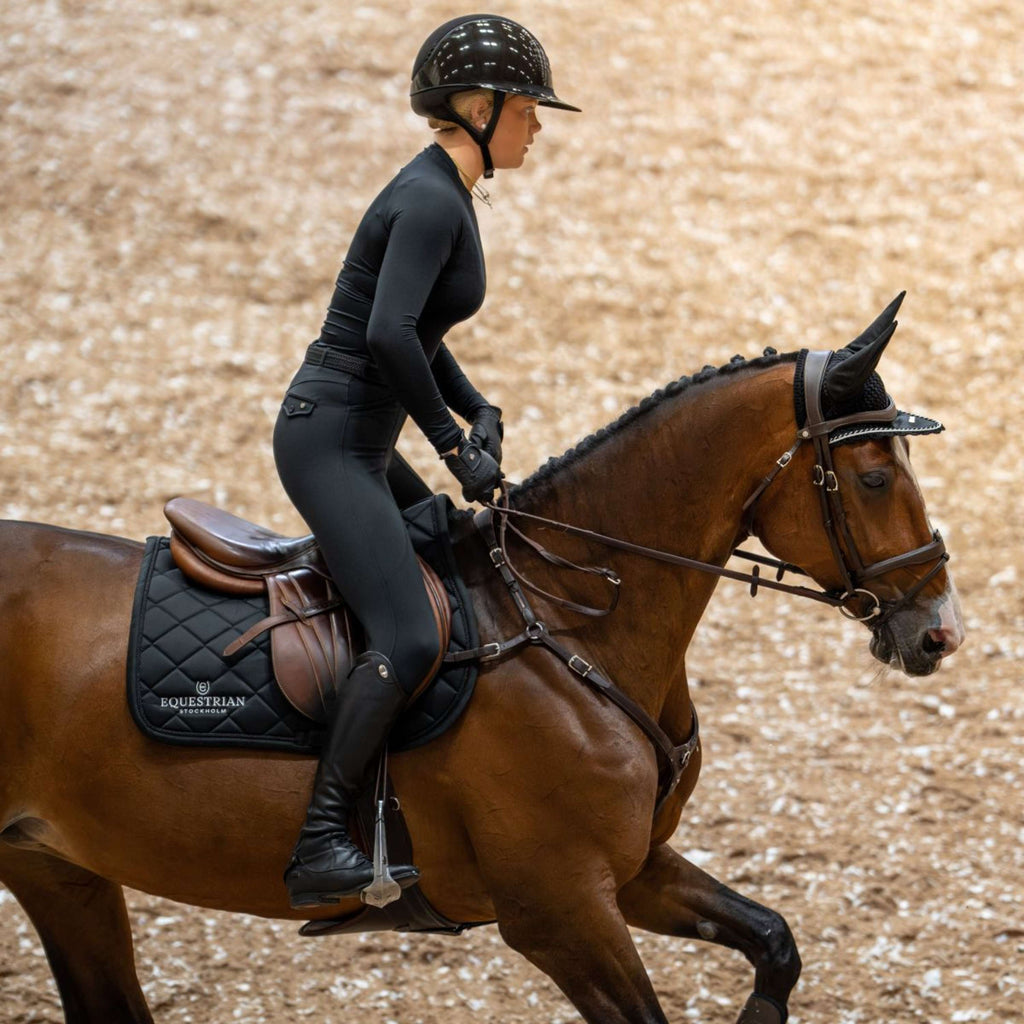 Equestrian Stockholm Zadeldekje Line Springen Zwart