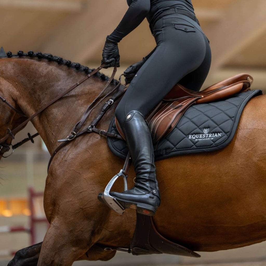 Equestrian Stockholm Zadeldekje Line Springen Zwart