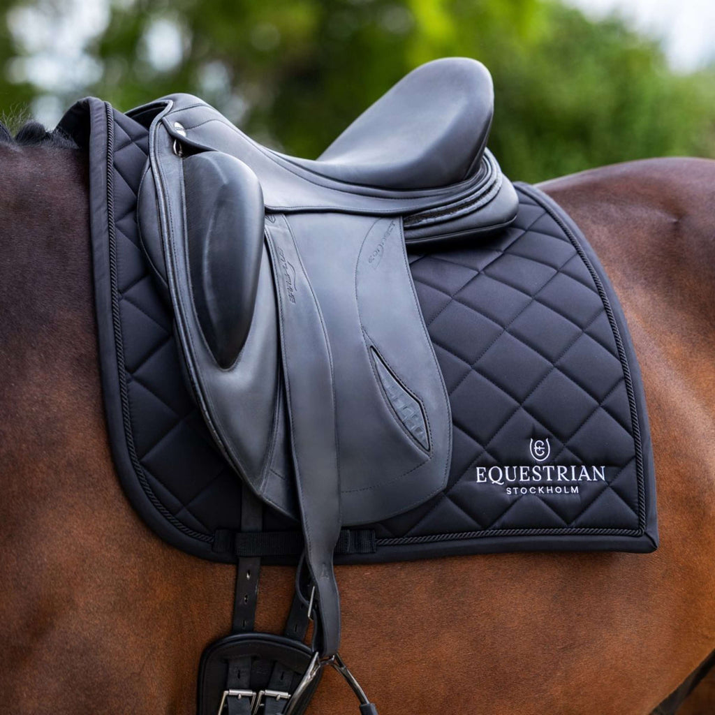 Equestrian Stockholm Zadeldekje Line Dressuur Zwart