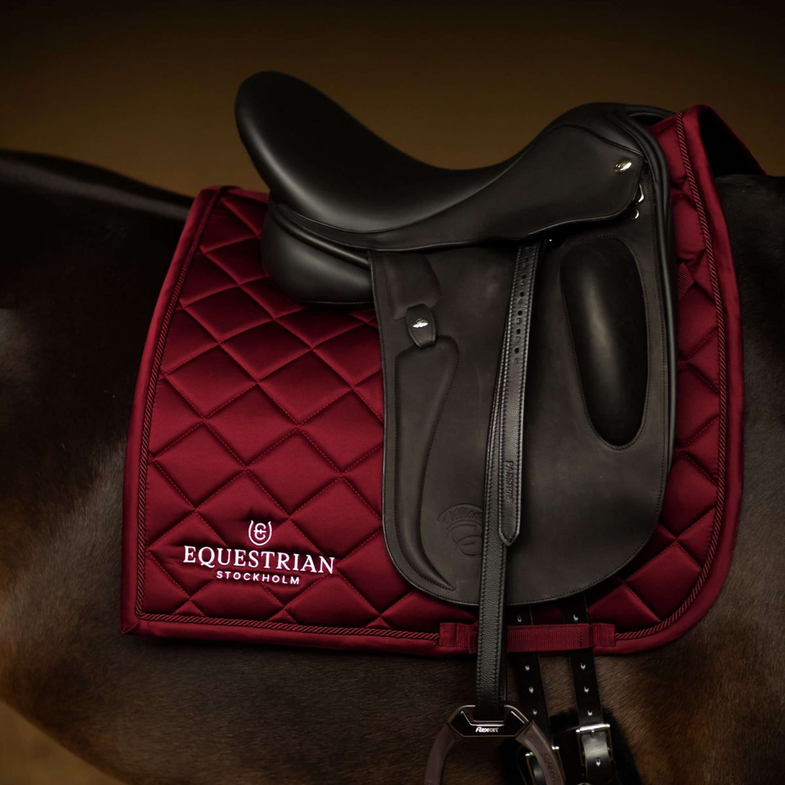 Equestrian Stockholm Zadeldekje Line Dressuur Bordeaux Equestrian Stockholm Zadeldekje Line Dressuur Bordeaux