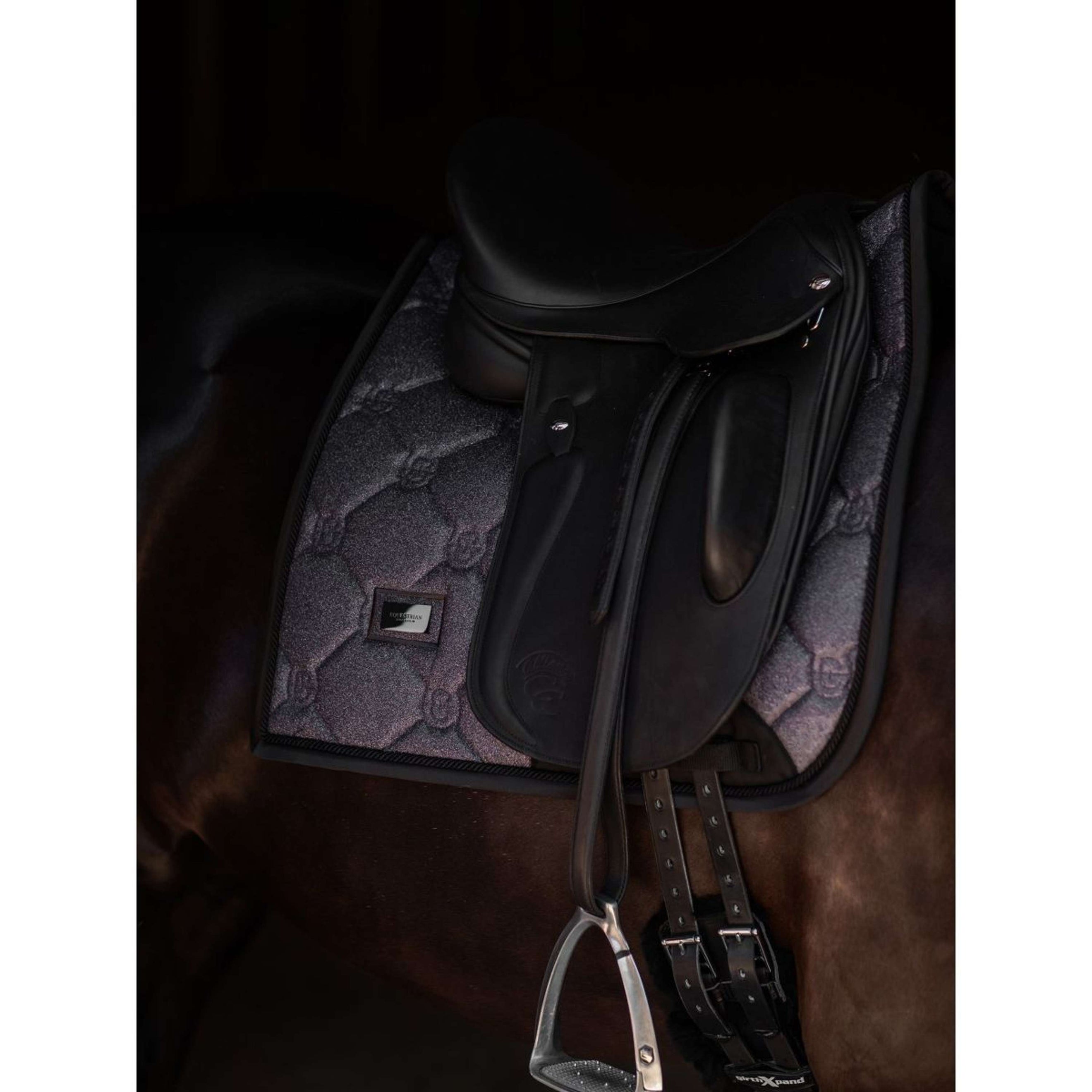 Equestrian Stockholm Zadeldekje Dressuur Purple Glimmer Equestrian Stockholm Zadeldekje Dressuur Purple Glimmer