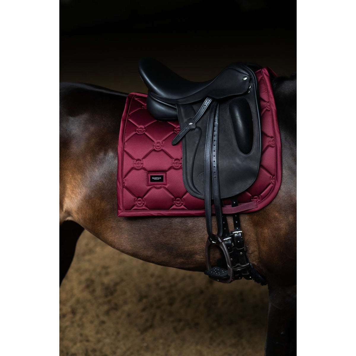 Equestrian Stockholm Zadeldekje Satin Dressuur Merlot