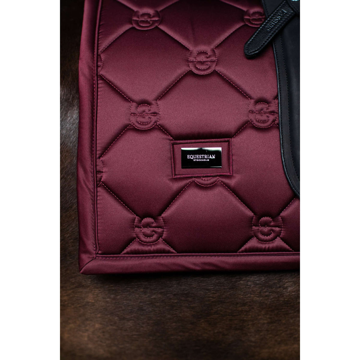 Equestrian Stockholm Zadeldekje Satin Dressuur Merlot