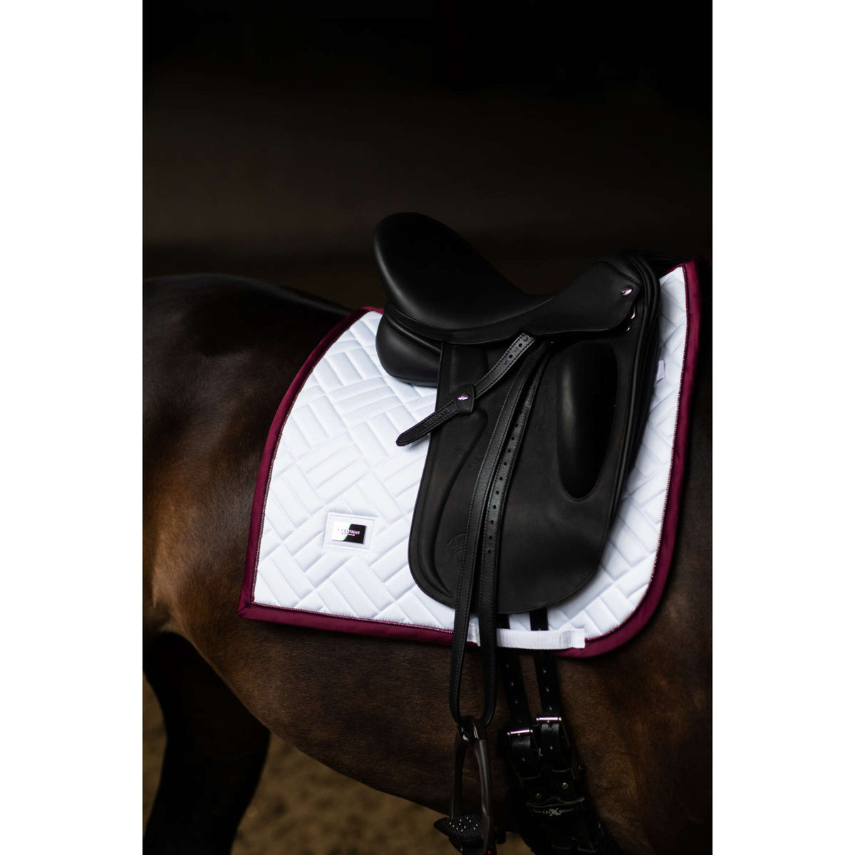 Equestrian Stockholm Zadeldekje Modern Dressuur Wit/Merlot