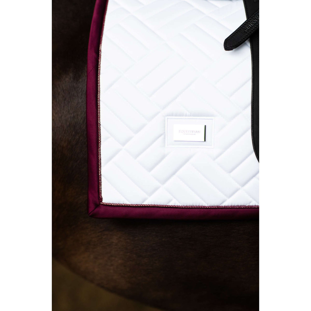 Equestrian Stockholm Zadeldekje Modern Dressuur Wit/Merlot