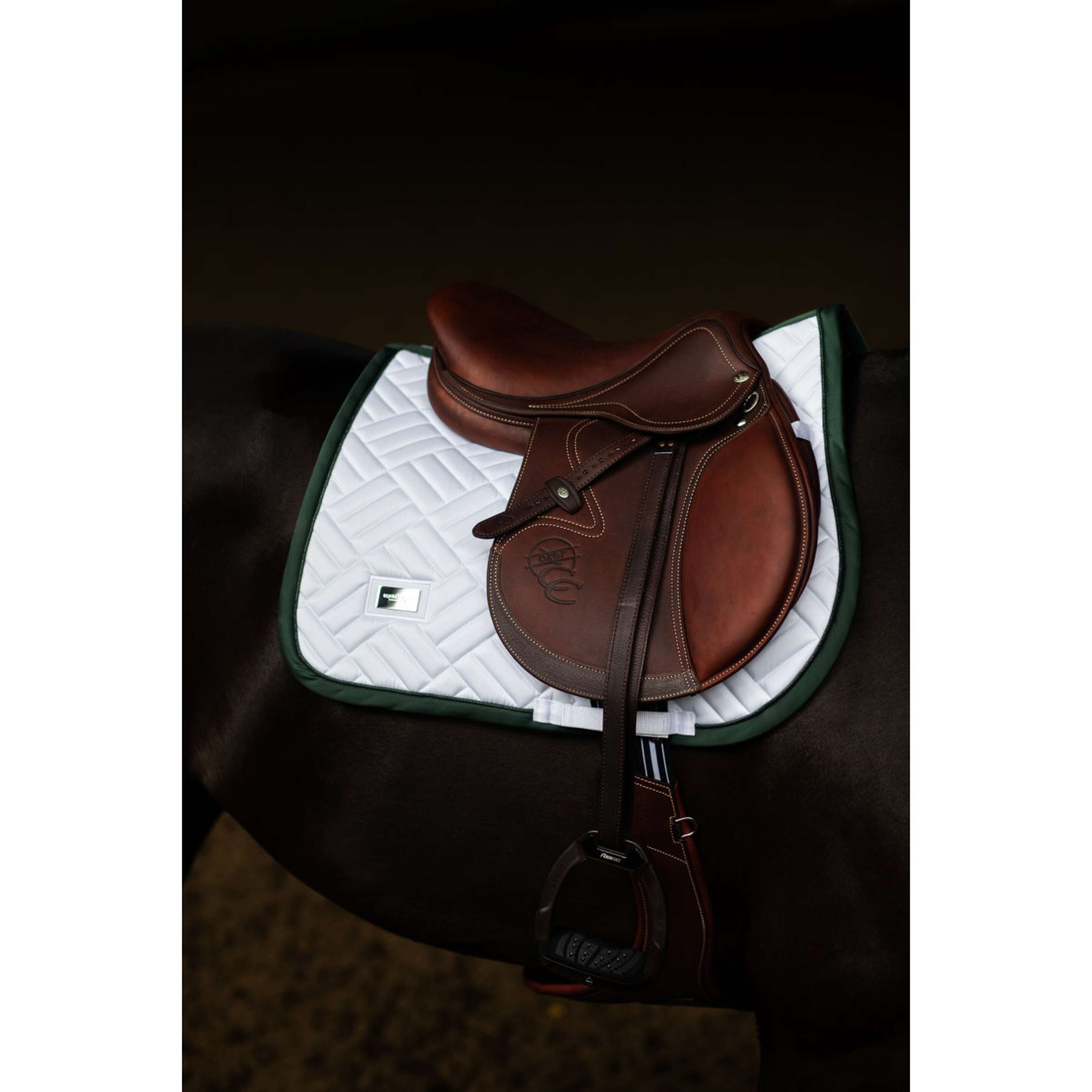 Equestrian Stockholm Zadeldekje Modern Springen Wit/Sycamore Green