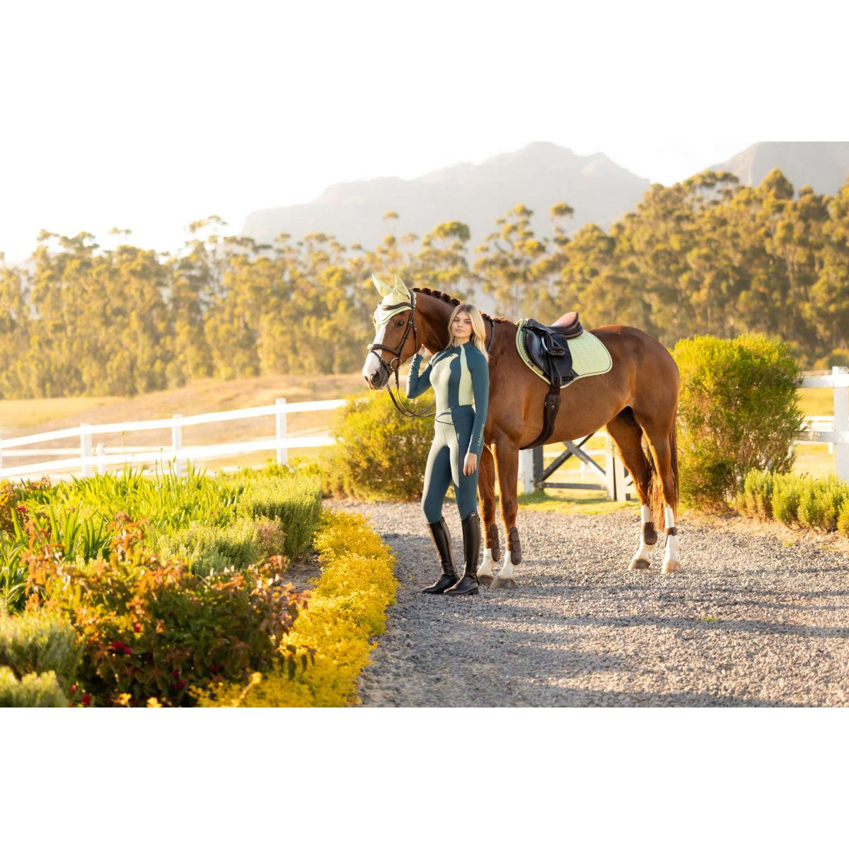 LeMieux Zadeldekje Suede Close Contact Square Springen Macaron