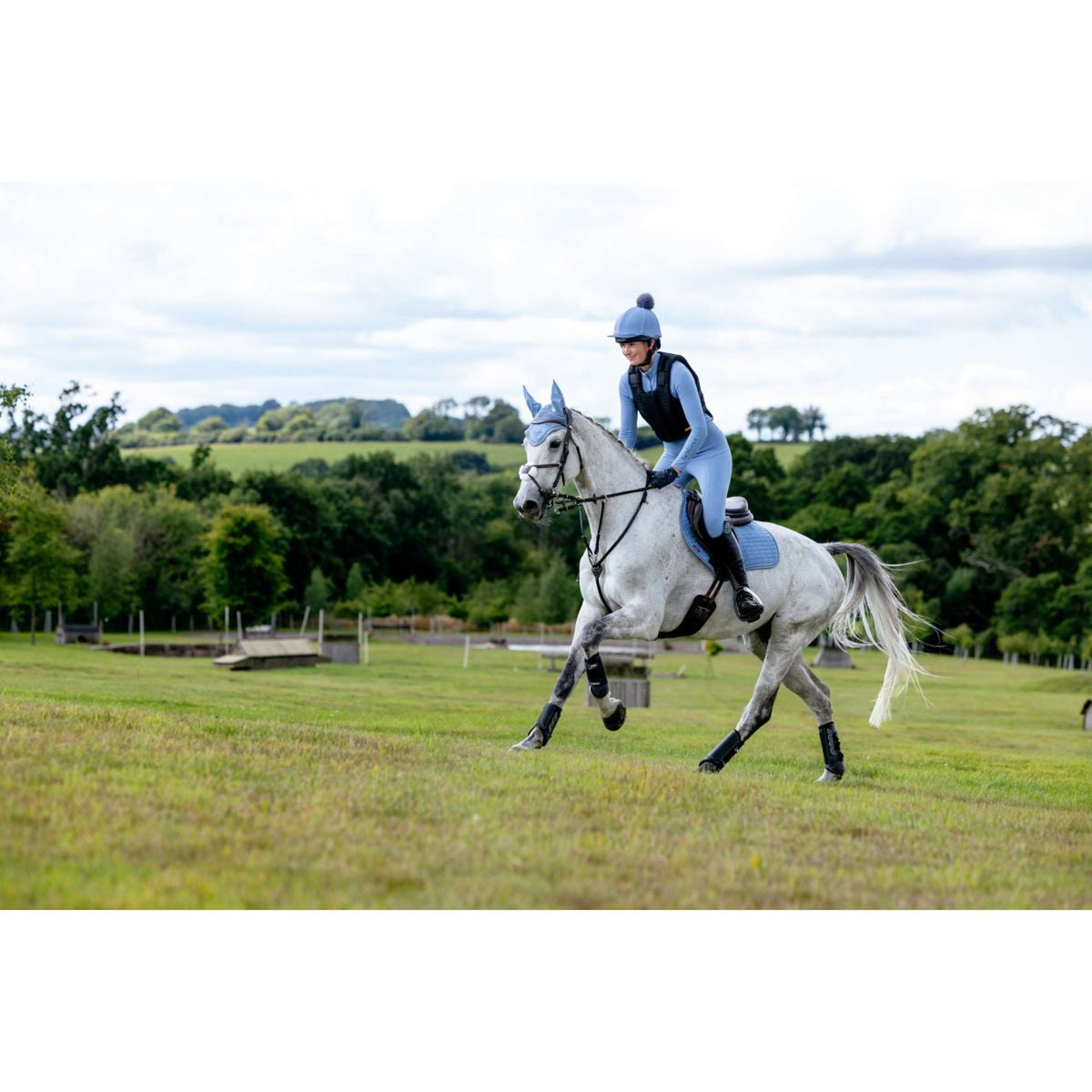 LeMieux Zadeldekje Suede Close Contact Square Springen Powder Blue