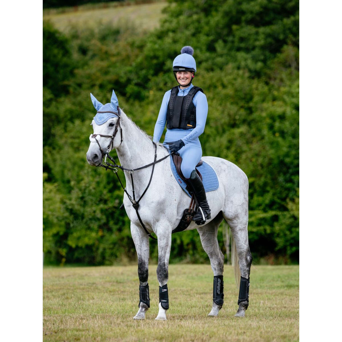 LeMieux Zadeldekje Suede Close Contact Square Springen Powder Blue