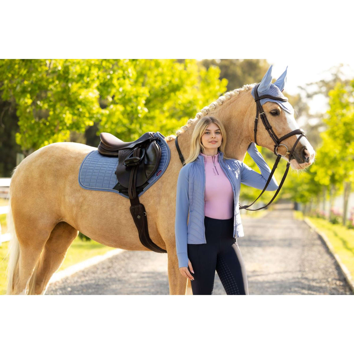 LeMieux Zadeldekje Suede Close Contact Square Springen Powder Blue