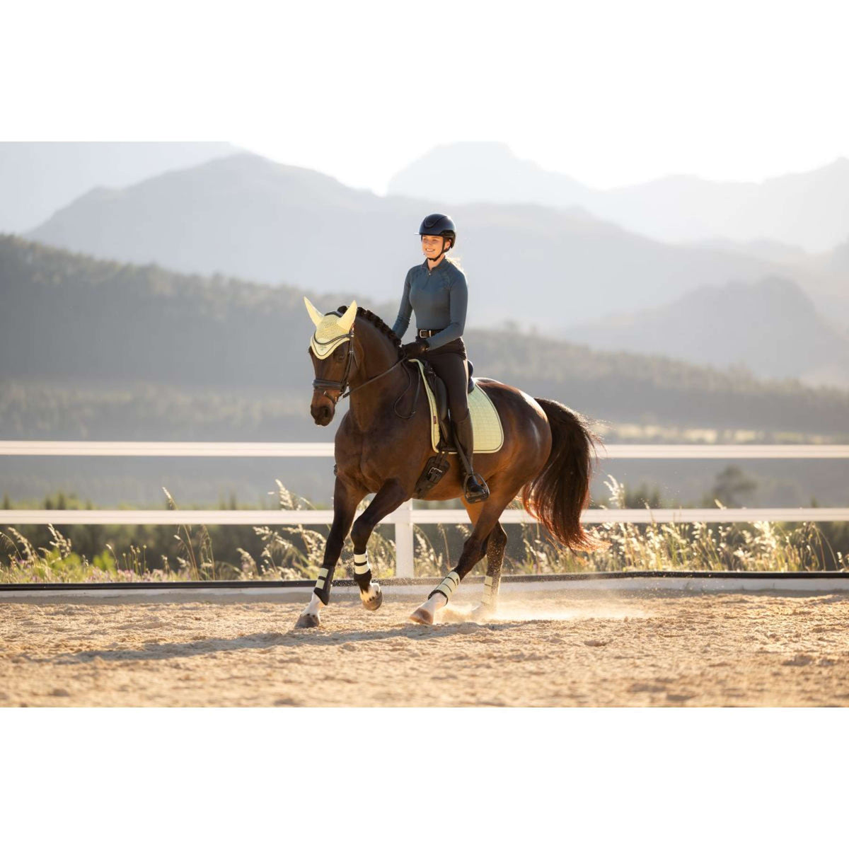 LeMieux Zadeldekje Suede Square Dressuur Macaron