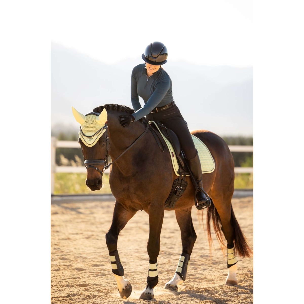 LeMieux Zadeldekje Suede Square Dressuur Macaron