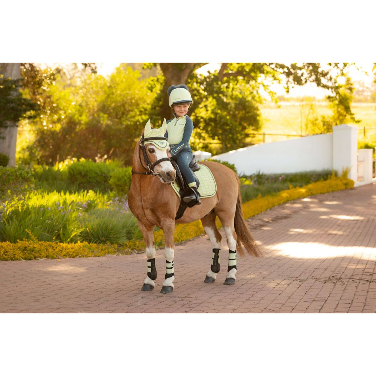 LeMieux Zadeldekje Mini Suede Close Contact Square Springen Macaron
