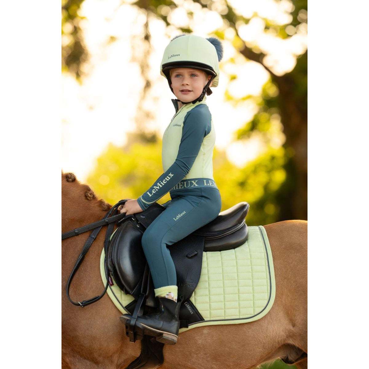 LeMieux Zadeldekje Mini Suede Close Contact Square Springen Macaron
