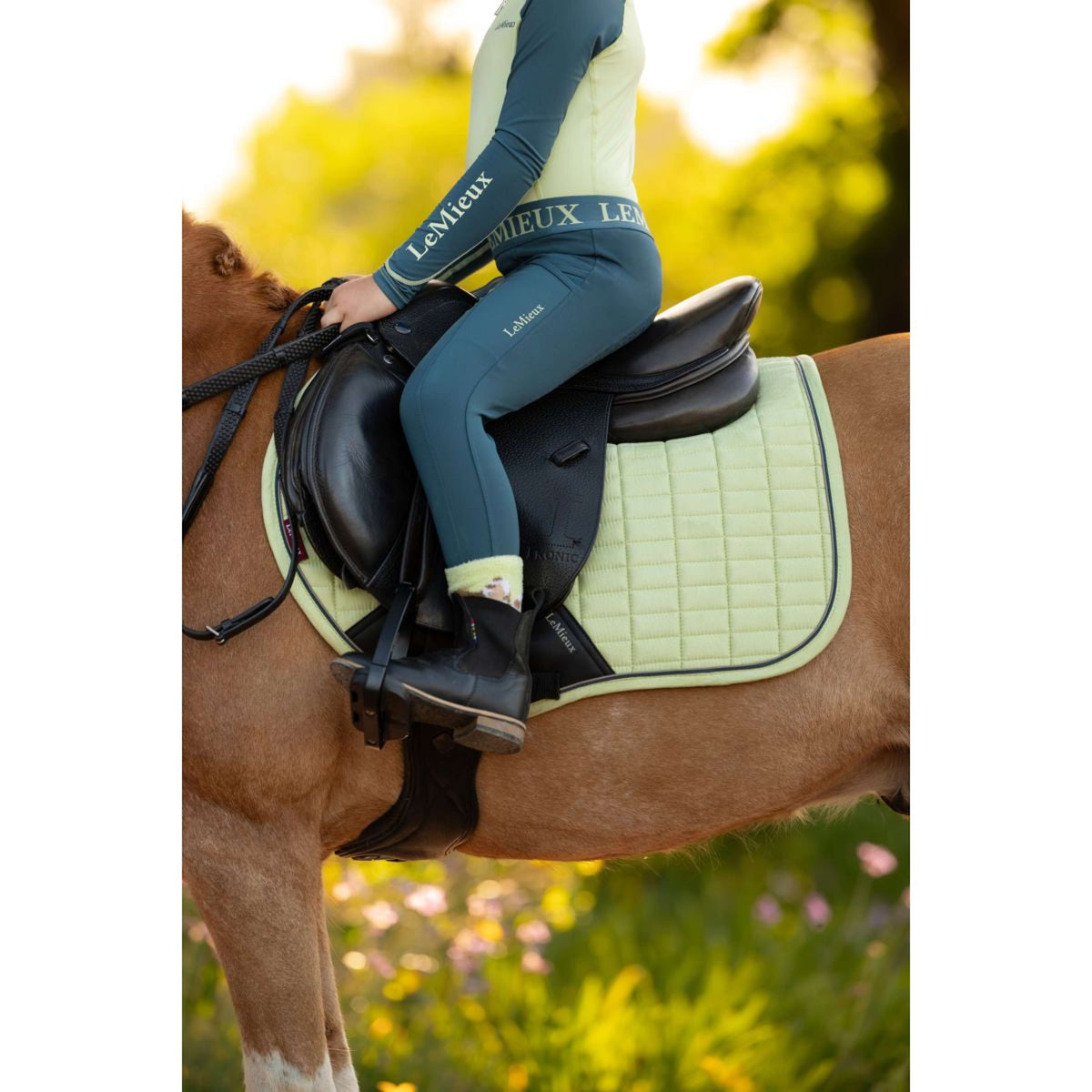 LeMieux Zadeldekje Mini Suede Close Contact Square Springen Macaron