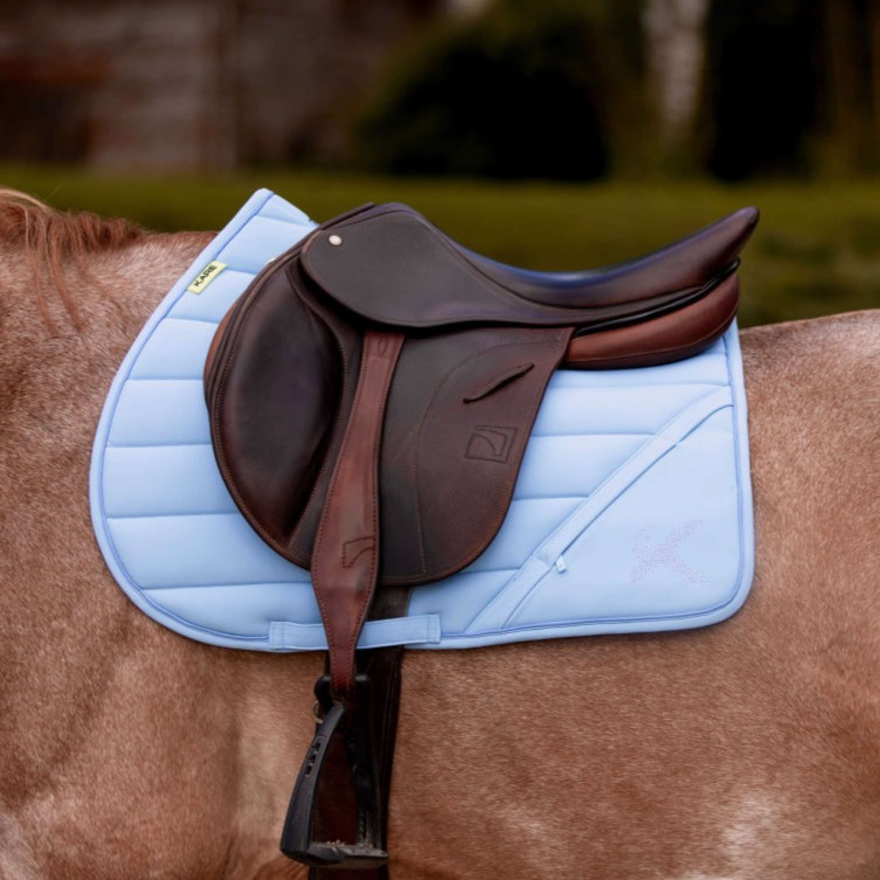 K by EQUITHÈME Zadeldekje Vega Veelzijdigheid Sky Blue