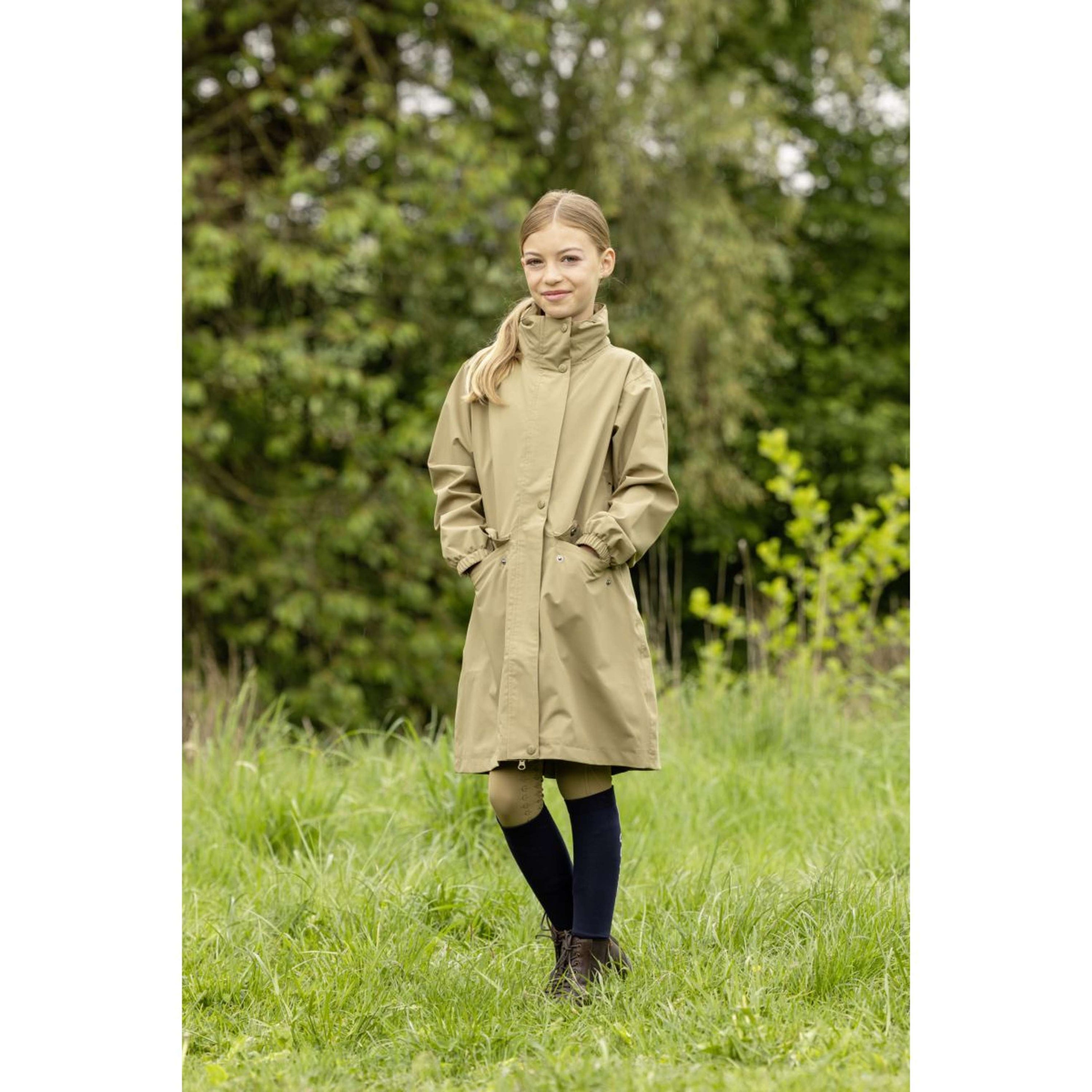 Covalliero Lange Regenjas SS26 Kinderen Walnoot Covalliero Lange Regenjas SS26 Kinderen Walnoot