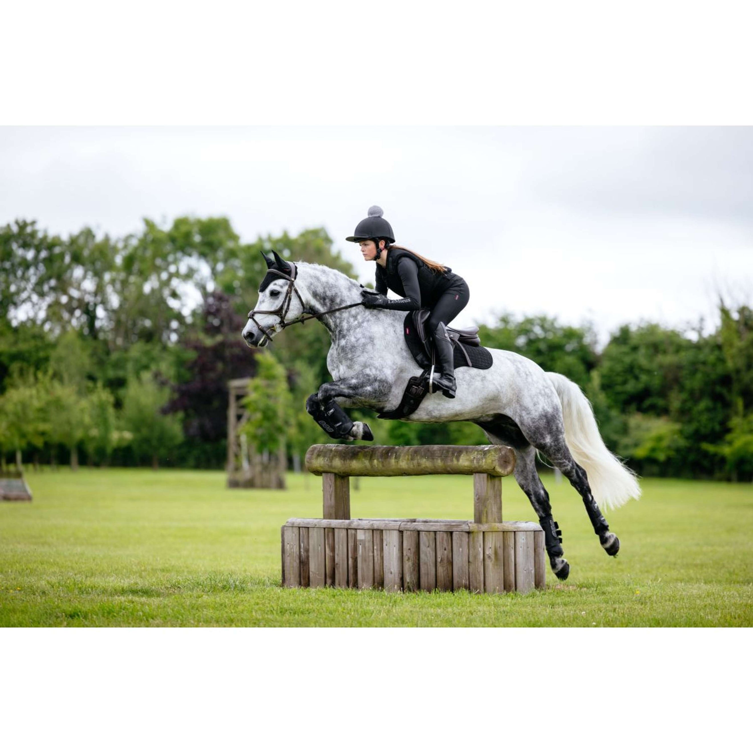 LeMieux Zadeldekje Suede Square Veelzijdigheid Zwart LeMieux Zadeldekje Suede Square Veelzijdigheid Zwart