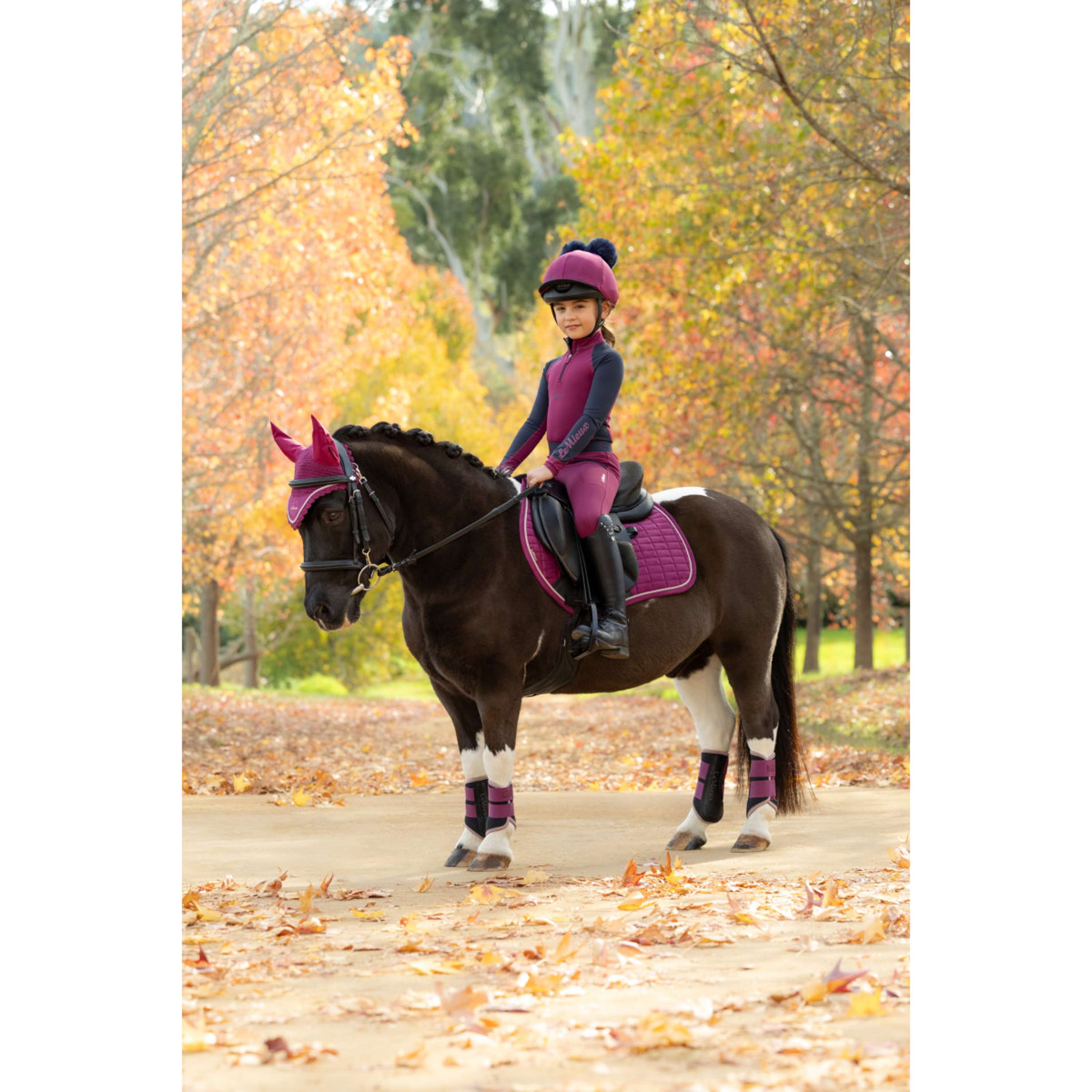 LeMieux Zadeldekje Suede Close Contact Square Springen Blackberry