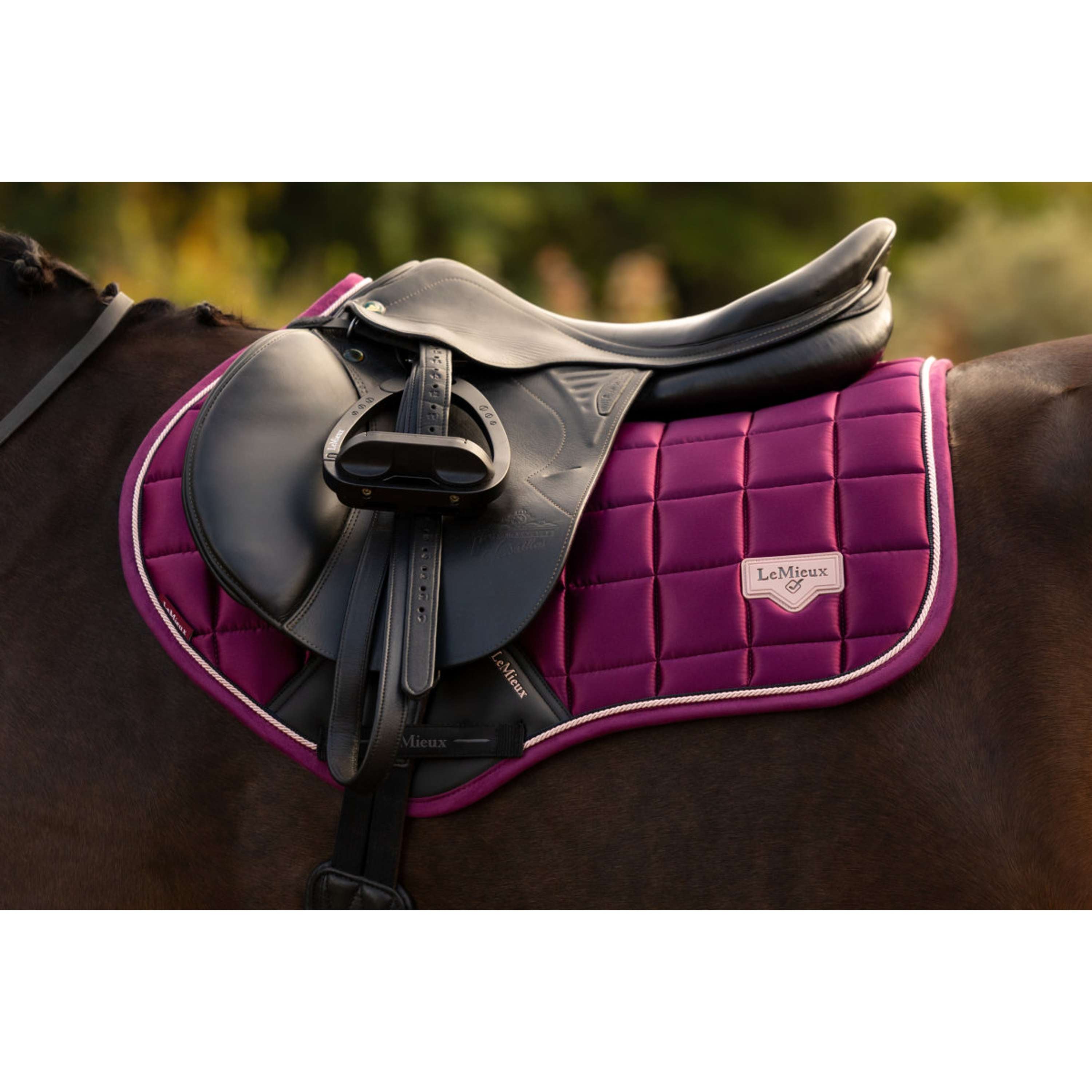 LeMieux Zadeldekje Loire Classic Close Contact Square Springen Blackberry