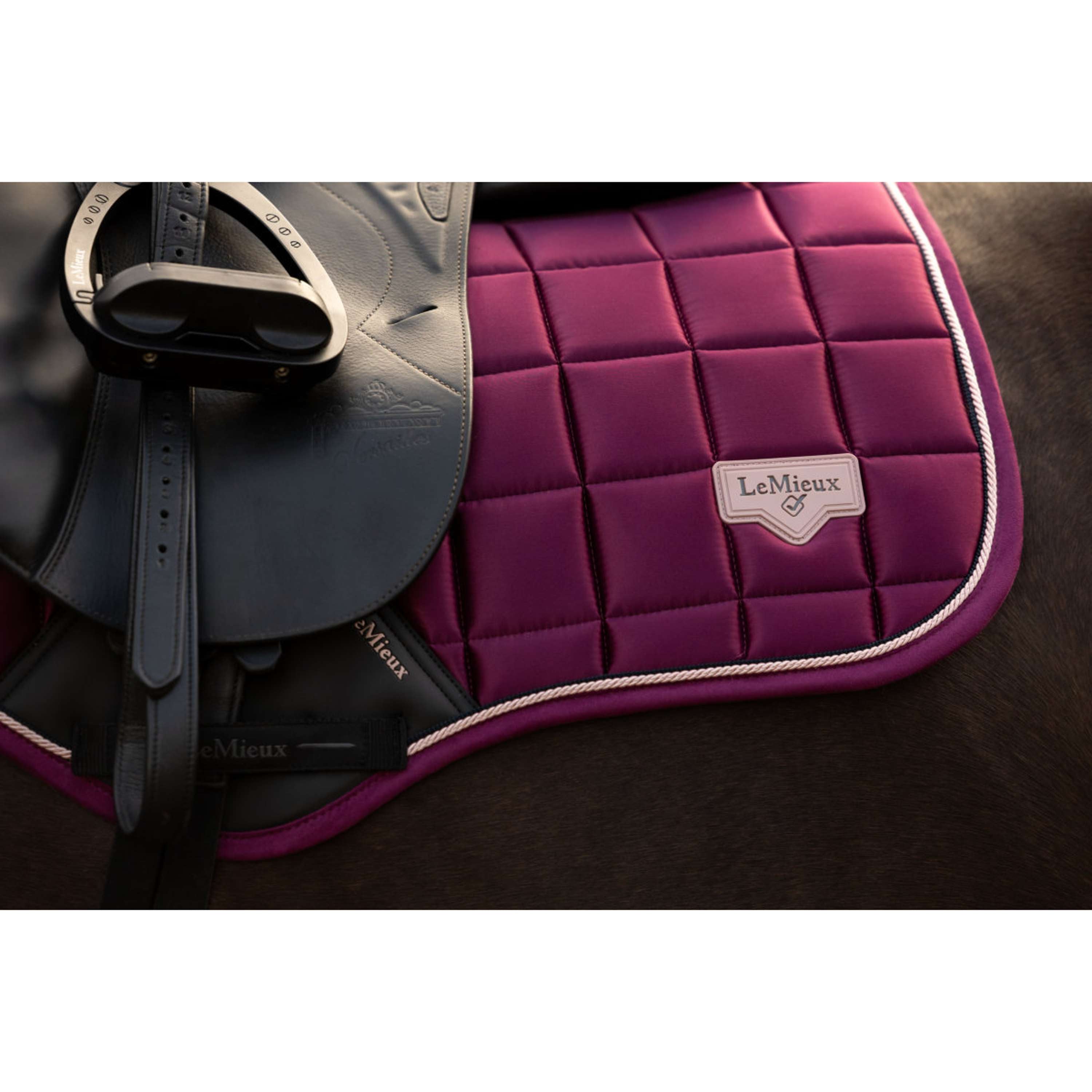 LeMieux Zadeldekje Loire Classic Close Contact Square Springen Blackberry