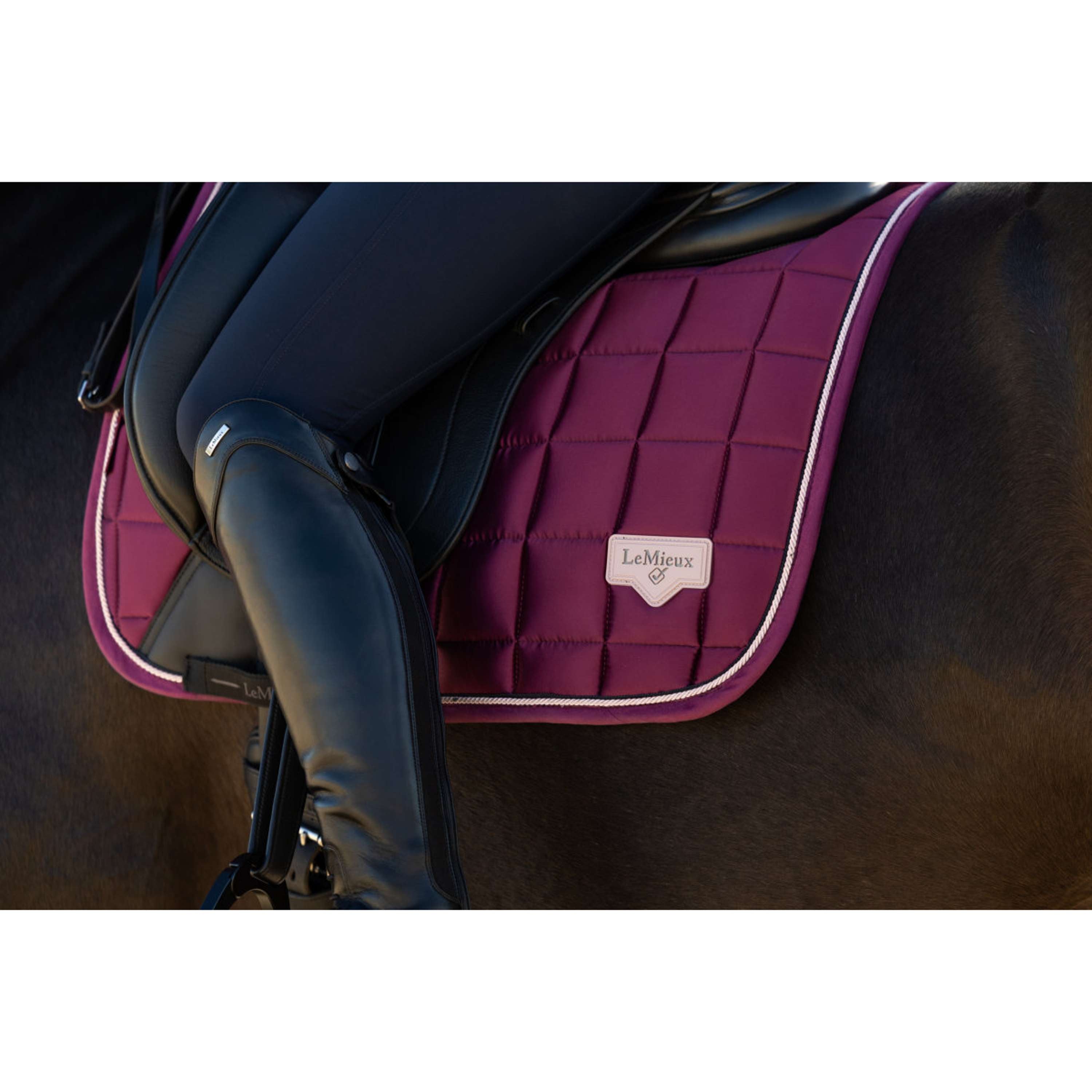 LeMieux Zadeldekje Loire Classic Square Dressuur Blackberry